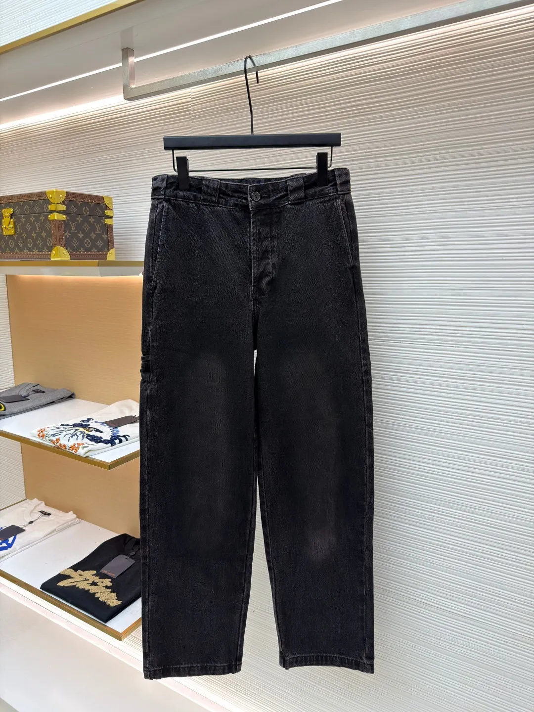 Prada triangle label denim jeans ●Original version: Purchased and developed for 15700 ●Item number: 1681499-B45 ●Material: Denim denim ●Technology: Washed production ●Color: black ●Version: Fitted version ●Weight: about 895 grams ●Size: 44-46-48-50 ●Description: Customized elegant black densely woven denim, as moist as cotton, comfortable and close to the skin, iconic enameled triangle metal logo embellishment The retro gradient color of the wash is used as a sublimation, adding a touch of retro charm. The simple design contains extraordinary taste. Every frame is full of high-end, showing Prada's consistent sophistication and elegance. Interpreting the true meaning of low-key luxury, the imported special machine is used to position the "Prada triangle mark" with infrared rays. The position is more precise. It is firm and solid. The washing process uses five complex processes. Stone grinding and light fermentation. Multiple horses. Manual sanding. Assute dyeing. Then re-dyed and re-polished. What makes the color of this pair of pants special and high-end is black but not black, gray but not gray, brown but not brown. It is tedious and delicate. Every step embodies the efforts and wisdom of the craftsmen. A new high-speed and stable CNC pattern machine is used to measure the bone markers. Through precise digital control and high-speed and stable operation mechanism, it ensures that each bone marker presents a perfect three-dimensional effect and exquisite appearance. The unconventional ears of the pants are all made by manual positioning, which is time-consuming and labor-intensive. The overall wiring is straight and delicate, the fabric is comfortable and soft, and the color is consistent without color difference. It can be matched with the same style to create a fashionable look and control various occasions. Customized accessories, complete with three standards, same style for men and women!