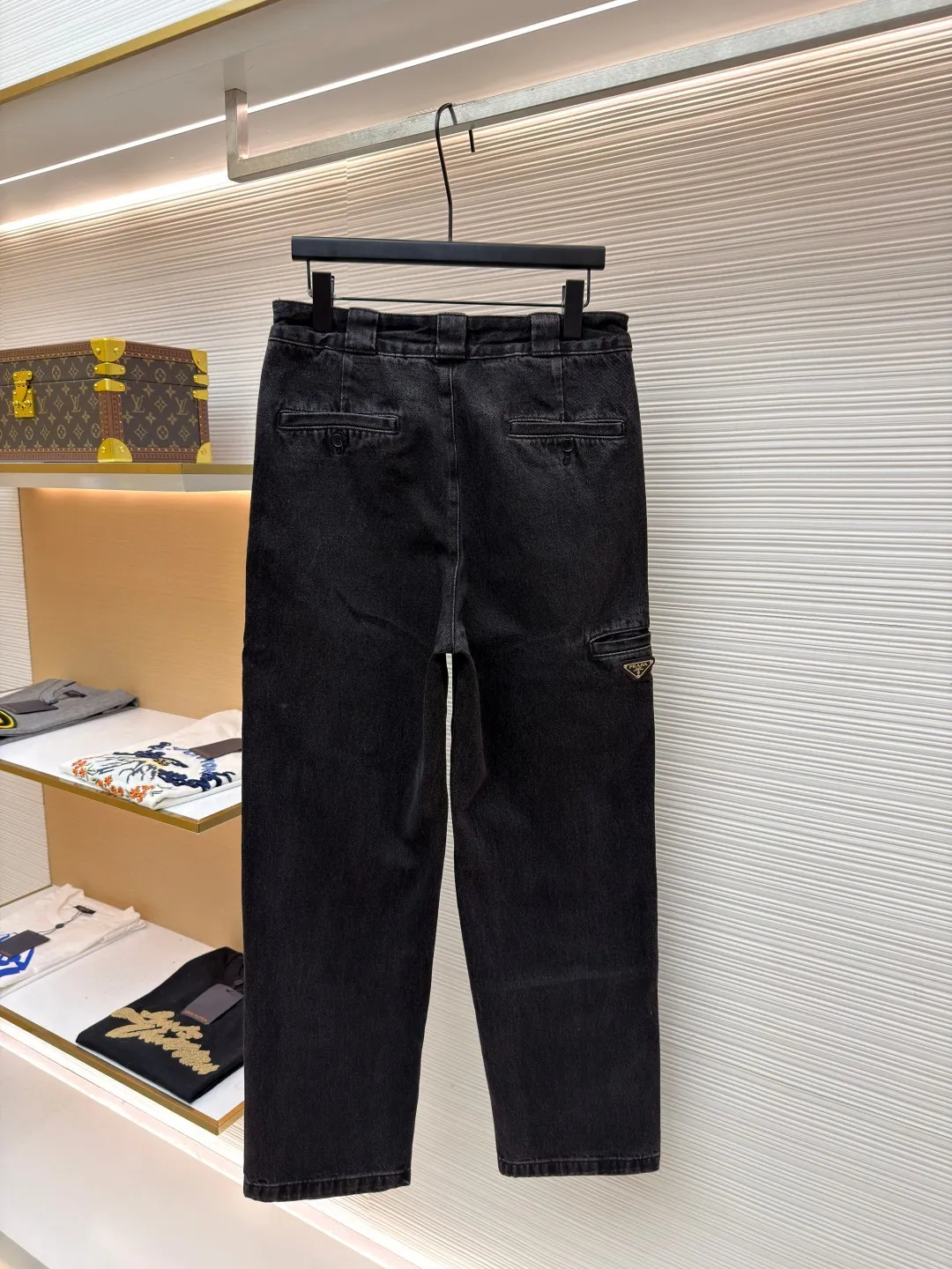 Prada triangle label denim jeans ●Original version: Purchased and developed for 15700 ●Item number: 1681499-B45 ●Material: Denim denim ●Technology: Washed production ●Color: black ●Version: Fitted version ●Weight: about 895 grams ●Size: 44-46-48-50 ●Description: Customized elegant black densely woven denim, as moist as cotton, comfortable and close to the skin, iconic enameled triangle metal logo embellishment The retro gradient color of the wash is used as a sublimation, adding a touch of retro charm. The simple design contains extraordinary taste. Every frame is full of high-end, showing Prada's consistent sophistication and elegance. Interpreting the true meaning of low-key luxury, the imported special machine is used to position the "Prada triangle mark" with infrared rays. The position is more precise. It is firm and solid. The washing process uses five complex processes. Stone grinding and light fermentation. Multiple horses. Manual sanding. Assute dyeing. Then re-dyed and re-polished. What makes the color of this pair of pants special and high-end is black but not black, gray but not gray, brown but not brown. It is tedious and delicate. Every step embodies the efforts and wisdom of the craftsmen. A new high-speed and stable CNC pattern machine is used to measure the bone markers. Through precise digital control and high-speed and stable operation mechanism, it ensures that each bone marker presents a perfect three-dimensional effect and exquisite appearance. The unconventional ears of the pants are all made by manual positioning, which is time-consuming and labor-intensive. The overall wiring is straight and delicate, the fabric is comfortable and soft, and the color is consistent without color difference. It can be matched with the same style to create a fashionable look and control various occasions. Customized accessories, complete with three standards, same style for men and women!
