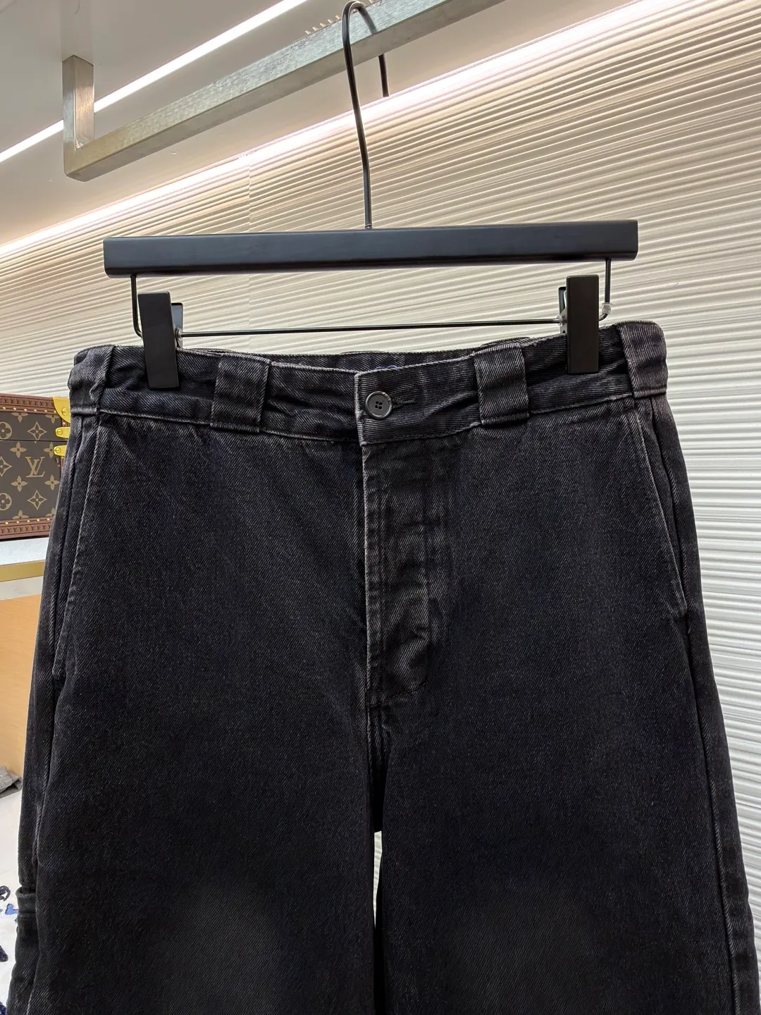 Prada triangle label denim jeans ●Original version: Purchased and developed for 15700 ●Item number: 1681499-B45 ●Material: Denim denim ●Technology: Washed production ●Color: black ●Version: Fitted version ●Weight: about 895 grams ●Size: 44-46-48-50 ●Description: Customized elegant black densely woven denim, as moist as cotton, comfortable and close to the skin, iconic enameled triangle metal logo embellishment The retro gradient color of the wash is used as a sublimation, adding a touch of retro charm. The simple design contains extraordinary taste. Every frame is full of high-end, showing Prada's consistent sophistication and elegance. Interpreting the true meaning of low-key luxury, the imported special machine is used to position the "Prada triangle mark" with infrared rays. The position is more precise. It is firm and solid. The washing process uses five complex processes. Stone grinding and light fermentation. Multiple horses. Manual sanding. Assute dyeing. Then re-dyed and re-polished. What makes the color of this pair of pants special and high-end is black but not black, gray but not gray, brown but not brown. It is tedious and delicate. Every step embodies the efforts and wisdom of the craftsmen. A new high-speed and stable CNC pattern machine is used to measure the bone markers. Through precise digital control and high-speed and stable operation mechanism, it ensures that each bone marker presents a perfect three-dimensional effect and exquisite appearance. The unconventional ears of the pants are all made by manual positioning, which is time-consuming and labor-intensive. The overall wiring is straight and delicate, the fabric is comfortable and soft, and the color is consistent without color difference. It can be matched with the same style to create a fashionable look and control various occasions. Customized accessories, complete with three standards, same style for men and women!