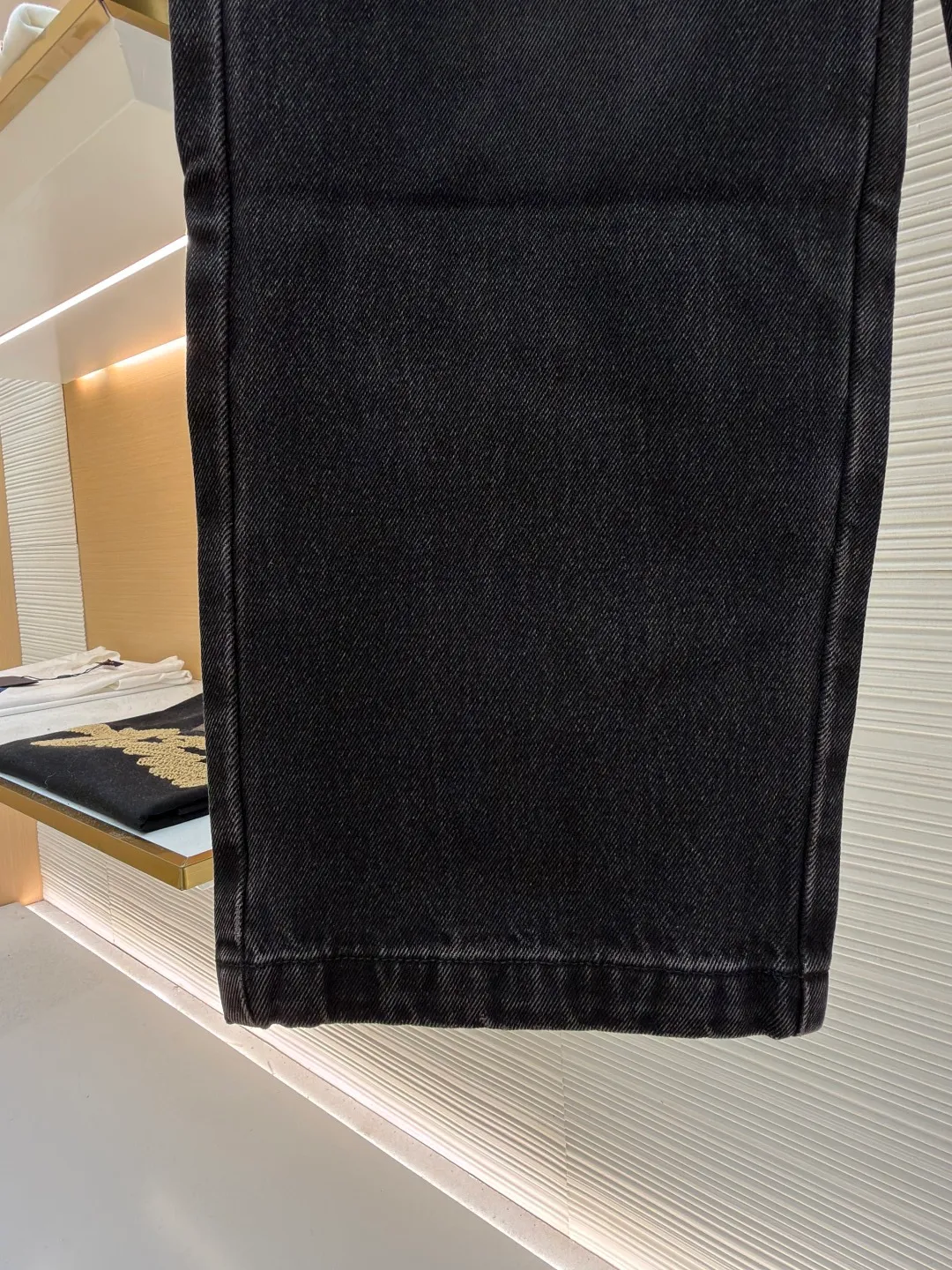 Prada triangle label denim jeans ●Original version: Purchased and developed for 15700 ●Item number: 1681499-B45 ●Material: Denim denim ●Technology: Washed production ●Color: black ●Version: Fitted version ●Weight: about 895 grams ●Size: 44-46-48-50 ●Description: Customized elegant black densely woven denim, as moist as cotton, comfortable and close to the skin, iconic enameled triangle metal logo embellishment The retro gradient color of the wash is used as a sublimation, adding a touch of retro charm. The simple design contains extraordinary taste. Every frame is full of high-end, showing Prada's consistent sophistication and elegance. Interpreting the true meaning of low-key luxury, the imported special machine is used to position the "Prada triangle mark" with infrared rays. The position is more precise. It is firm and solid. The washing process uses five complex processes. Stone grinding and light fermentation. Multiple horses. Manual sanding. Assute dyeing. Then re-dyed and re-polished. What makes the color of this pair of pants special and high-end is black but not black, gray but not gray, brown but not brown. It is tedious and delicate. Every step embodies the efforts and wisdom of the craftsmen. A new high-speed and stable CNC pattern machine is used to measure the bone markers. Through precise digital control and high-speed and stable operation mechanism, it ensures that each bone marker presents a perfect three-dimensional effect and exquisite appearance. The unconventional ears of the pants are all made by manual positioning, which is time-consuming and labor-intensive. The overall wiring is straight and delicate, the fabric is comfortable and soft, and the color is consistent without color difference. It can be matched with the same style to create a fashionable look and control various occasions. Customized accessories, complete with three standards, same style for men and women!