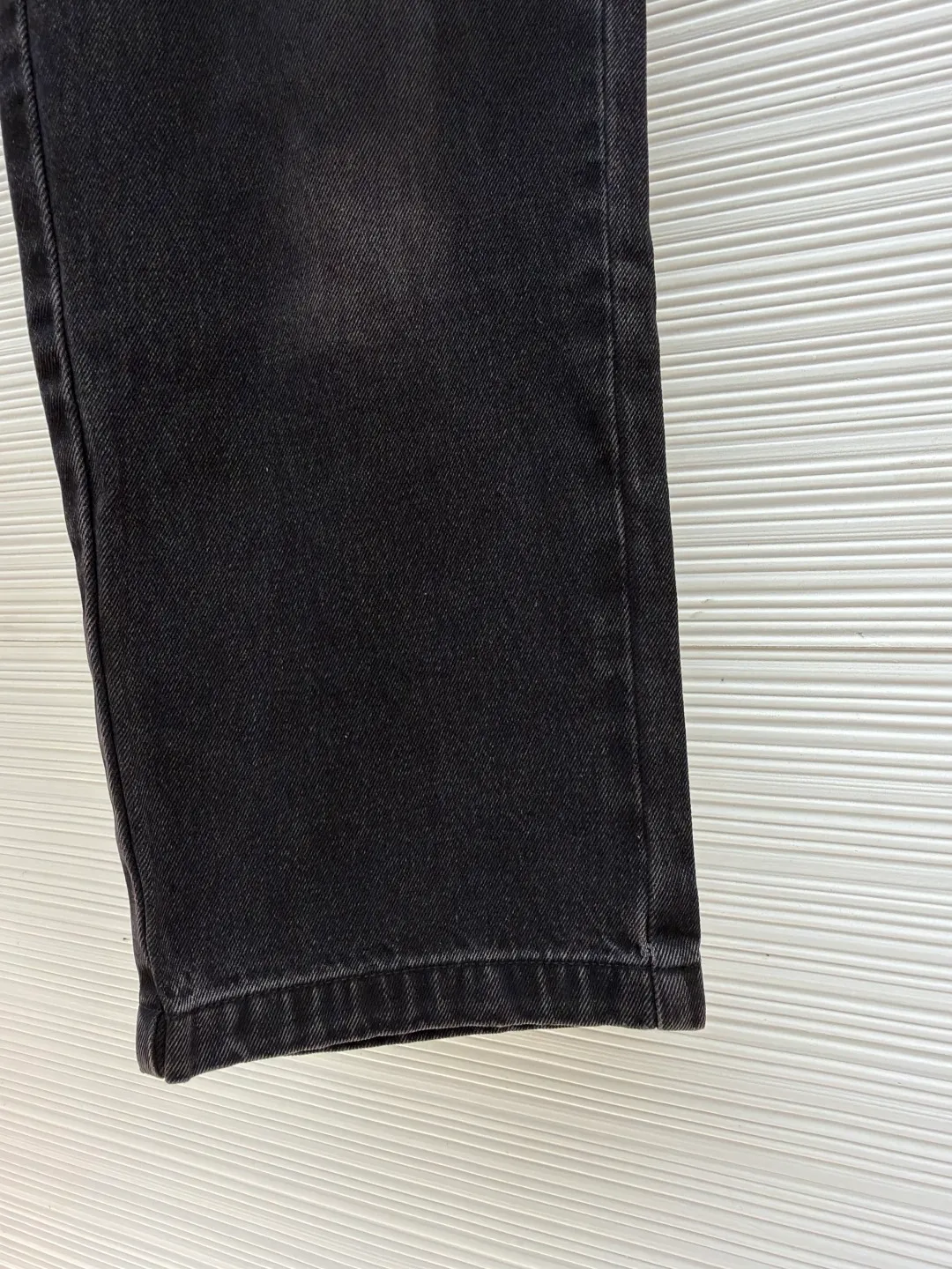 Prada triangle label denim jeans ●Original version: Purchased and developed for 15700 ●Item number: 1681499-B45 ●Material: Denim denim ●Technology: Washed production ●Color: black ●Version: Fitted version ●Weight: about 895 grams ●Size: 44-46-48-50 ●Description: Customized elegant black densely woven denim, as moist as cotton, comfortable and close to the skin, iconic enameled triangle metal logo embellishment The retro gradient color of the wash is used as a sublimation, adding a touch of retro charm. The simple design contains extraordinary taste. Every frame is full of high-end, showing Prada's consistent sophistication and elegance. Interpreting the true meaning of low-key luxury, the imported special machine is used to position the "Prada triangle mark" with infrared rays. The position is more precise. It is firm and solid. The washing process uses five complex processes. Stone grinding and light fermentation. Multiple horses. Manual sanding. Assute dyeing. Then re-dyed and re-polished. What makes the color of this pair of pants special and high-end is black but not black, gray but not gray, brown but not brown. It is tedious and delicate. Every step embodies the efforts and wisdom of the craftsmen. A new high-speed and stable CNC pattern machine is used to measure the bone markers. Through precise digital control and high-speed and stable operation mechanism, it ensures that each bone marker presents a perfect three-dimensional effect and exquisite appearance. The unconventional ears of the pants are all made by manual positioning, which is time-consuming and labor-intensive. The overall wiring is straight and delicate, the fabric is comfortable and soft, and the color is consistent without color difference. It can be matched with the same style to create a fashionable look and control various occasions. Customized accessories, complete with three standards, same style for men and women!