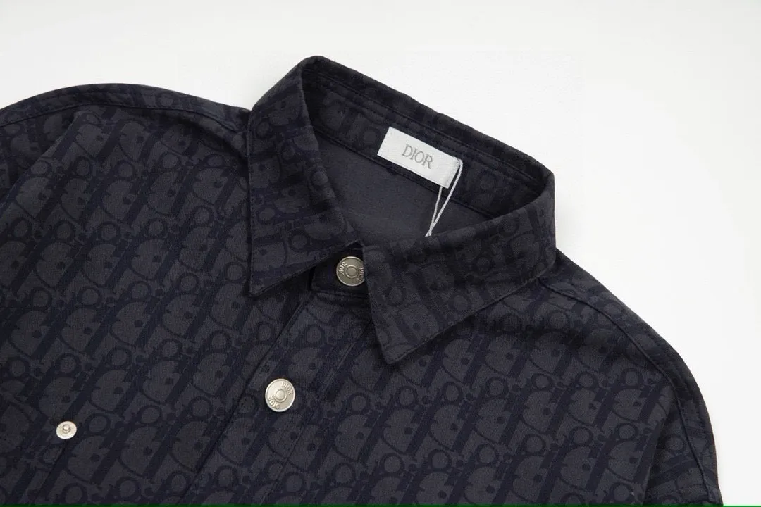 🅿️260 New: Style number: B118 DIOR/Dior’s new classic all-over logo printed casual printed shirt jacket for men and women 1⃣️The fabric adopts imported printing machine batch all-over printing technology, perfect control, different from other versions in the market, very high-quality fabric! Precise and high-quality craftsmanship allows the logo and fabric to be integrated into one! 2⃣️After washing, the upper body is soft and comfortable, extremely delicate, and feels solid, smooth and soft. The fabric has the characteristics of being wrinkle-free and has an invincible feel. The details are perfectly handled! 3⃣️The workmanship details are perfectly controlled, all are hemmed with vest technology, and the inside of the sleeves are also used. Different from the four-needle and five-thread workmanship, the collar is also designed with interlining, which shows high-end fashion and personality. The style is fashionable, simple and elegant, and it is a very versatile jacket! 4⃣️Hang tag accessories are all customized with the original version! Same style for men and women Color: washed blue Size: S, M, L, XL