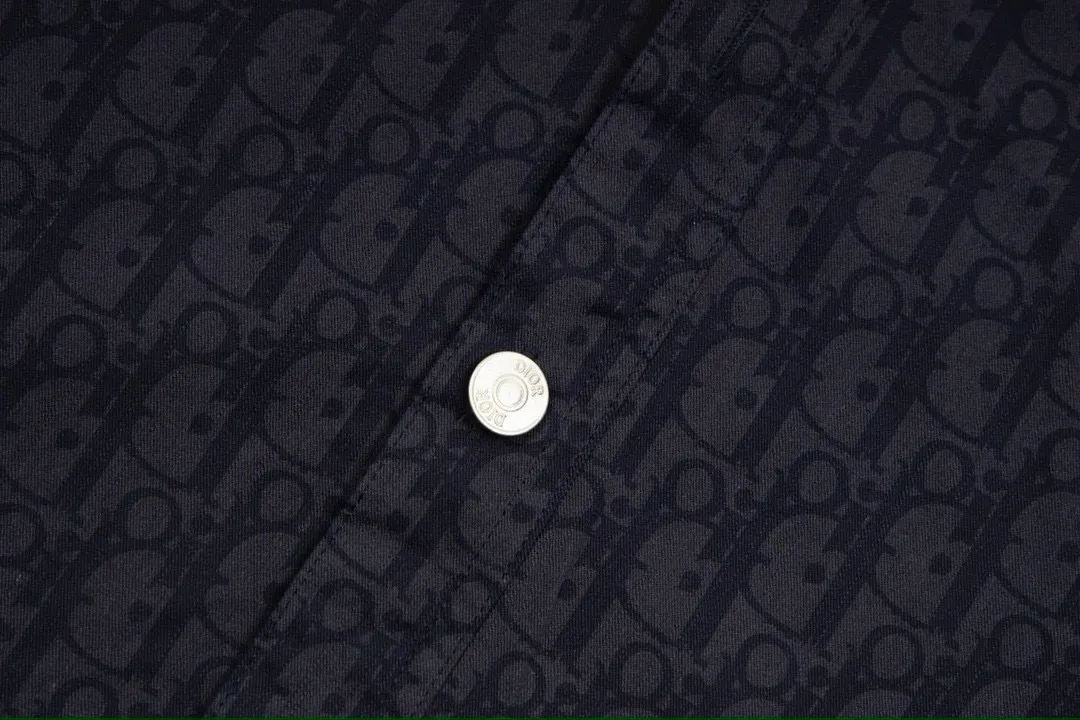 🅿️260 New: Style number: B118 DIOR/Dior’s new classic all-over logo printed casual printed shirt jacket for men and women 1⃣️The fabric adopts imported printing machine batch all-over printing technology, perfect control, different from other versions in the market, very high-quality fabric! Precise and high-quality craftsmanship allows the logo and fabric to be integrated into one! 2⃣️After washing, the upper body is soft and comfortable, extremely delicate, and feels solid, smooth and soft. The fabric has the characteristics of being wrinkle-free and has an invincible feel. The details are perfectly handled! 3⃣️The workmanship details are perfectly controlled, all are hemmed with vest technology, and the inside of the sleeves are also used. Different from the four-needle and five-thread workmanship, the collar is also designed with interlining, which shows high-end fashion and personality. The style is fashionable, simple and elegant, and it is a very versatile jacket! 4⃣️Hang tag accessories are all customized with the original version! Same style for men and women Color: washed blue Size: S, M, L, XL