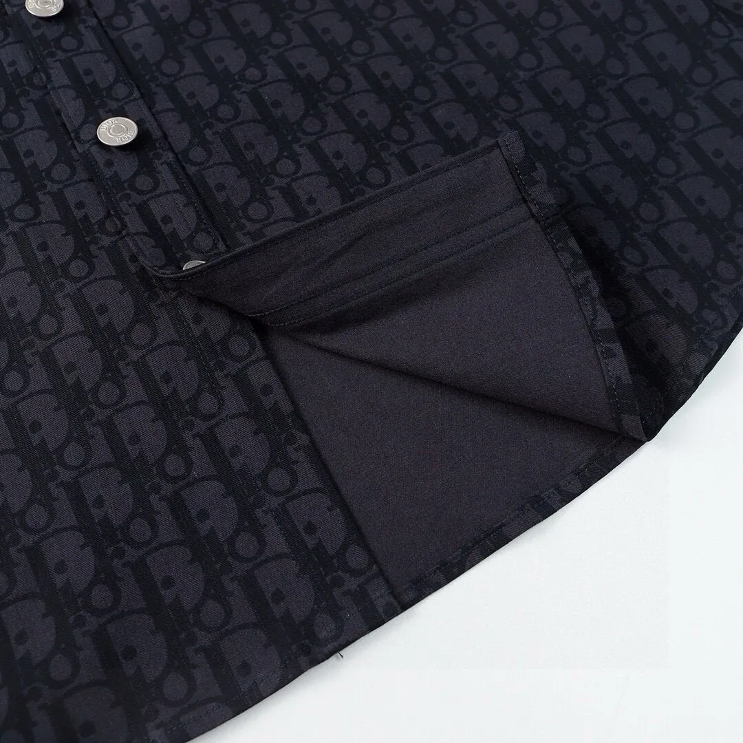 🅿️260 New: Style number: B118 DIOR/Dior’s new classic all-over logo printed casual printed shirt jacket for men and women 1⃣️The fabric adopts imported printing machine batch all-over printing technology, perfect control, different from other versions in the market, very high-quality fabric! Precise and high-quality craftsmanship allows the logo and fabric to be integrated into one! 2⃣️After washing, the upper body is soft and comfortable, extremely delicate, and feels solid, smooth and soft. The fabric has the characteristics of being wrinkle-free and has an invincible feel. The details are perfectly handled! 3⃣️The workmanship details are perfectly controlled, all are hemmed with vest technology, and the inside of the sleeves are also used. Different from the four-needle and five-thread workmanship, the collar is also designed with interlining, which shows high-end fashion and personality. The style is fashionable, simple and elegant, and it is a very versatile jacket! 4⃣️Hang tag accessories are all customized with the original version! Same style for men and women Color: washed blue Size: S, M, L, XL