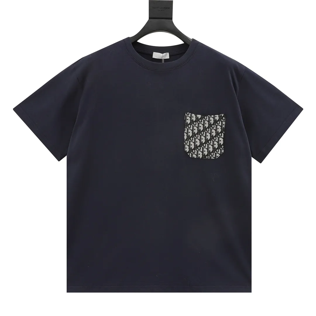 🅿️230 DIOR/Dior Pocket Decorative Splicing Short Sleeve T-shirt. The simple yet refined OS short T.Oblique splicing design creates a modern trendy look. Knitted cotton fabric is made using advanced knitting micro-density equipment to ensure that the product’s cutting shape and features are both trendy and fashionable. The spliced design of the thick cotton Oblique pocket and the printed logo strap on the back have a unique retro soft feel, full of street style and more retro flavor, reflecting the perfect design brought by the brand's fashion. Same style for men and women. size：S-L