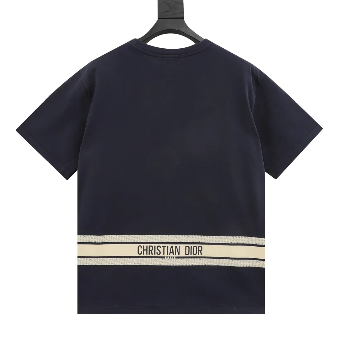 🅿️230 DIOR/Dior Pocket Decorative Splicing Short Sleeve T-shirt. The simple yet refined OS short T.Oblique splicing design creates a modern trendy look. Knitted cotton fabric is made using advanced knitting micro-density equipment to ensure that the product’s cutting shape and features are both trendy and fashionable. The spliced design of the thick cotton Oblique pocket and the printed logo strap on the back have a unique retro soft feel, full of street style and more retro flavor, reflecting the perfect design brought by the brand's fashion. Same style for men and women. size：S-L