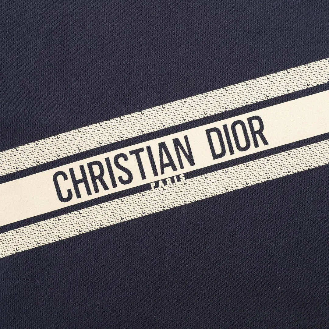 🅿️230 DIOR/Dior Pocket Decorative Splicing Short Sleeve T-shirt. The simple yet refined OS short T.Oblique splicing design creates a modern trendy look. Knitted cotton fabric is made using advanced knitting micro-density equipment to ensure that the product’s cutting shape and features are both trendy and fashionable. The spliced design of the thick cotton Oblique pocket and the printed logo strap on the back have a unique retro soft feel, full of street style and more retro flavor, reflecting the perfect design brought by the brand's fashion. Same style for men and women. size：S-L