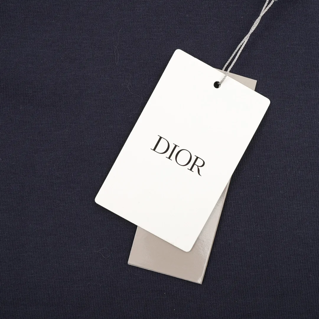 🅿️230 DIOR/Dior Pocket Decorative Splicing Short Sleeve T-shirt. The simple yet refined OS short T.Oblique splicing design creates a modern trendy look. Knitted cotton fabric is made using advanced knitting micro-density equipment to ensure that the product’s cutting shape and features are both trendy and fashionable. The spliced design of the thick cotton Oblique pocket and the printed logo strap on the back have a unique retro soft feel, full of street style and more retro flavor, reflecting the perfect design brought by the brand's fashion. Same style for men and women. size：S-L