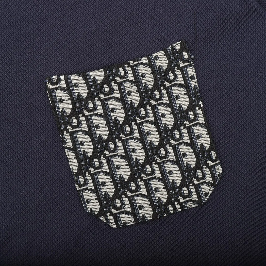🅿️230 DIOR/Dior Pocket Decorative Splicing Short Sleeve T-shirt. The simple yet refined OS short T.Oblique splicing design creates a modern trendy look. Knitted cotton fabric is made using advanced knitting micro-density equipment to ensure that the product’s cutting shape and features are both trendy and fashionable. The spliced design of the thick cotton Oblique pocket and the printed logo strap on the back have a unique retro soft feel, full of street style and more retro flavor, reflecting the perfect design brought by the brand's fashion. Same style for men and women. size：S-L