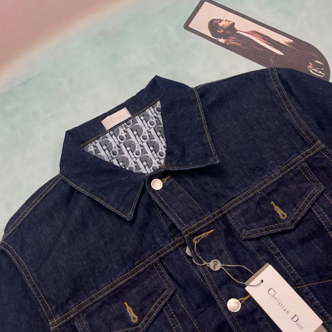 🅿️350 🔘Model No.-DR201 🔘Dior𝐃𝐨𝐢𝐫 Classic CD all-over presbyopic denim jacket* This jacket is so beautiful in person, full of details! Made of vulcanized denim fabric, the thickness is moderate and the texture is great. The front is a high-end blue, and the inside is the iconic presbyopia pattern. The all-over logo is printed with a reverse bottom effect, which is simple and stylish. The special thing is that the Oblique print can be revealed by rolling up the sleeves, which is low-key and hidden in ingenuity. It perfectly combines Dior's classic elements with the casual style of denim. Whether you are a fashionista or a daily wear enthusiast, you can easily control it. It is an indispensable fashion item in your wardrobe. The matching suggestions are as follows: Elegant urban style: wear a white silk shirt underneath, a pair of black straight trousers, a pair of black Dior high heels, and a classic handbag of the same brand. The overall look is elegant and suitable for commuting or business occasions. Trendy street style: Wear a black printed T-shirt underneath, a pair of ripped jeans, a pair of high-top sneakers, such as Converse's classic models, a black baseball cap and a pair of sunglasses to instantly transform into a street trendy person. Casual fashion style: Wear a simple white cotton T-shirt underneath, a pair of khaki casual shorts, a pair of white sneakers, and this Dior denim jacket. Wear it for weekend shopping or gatherings with friends. It is comfortable and fashionable.  Size: M L XL (48.50.52) Color: Blue