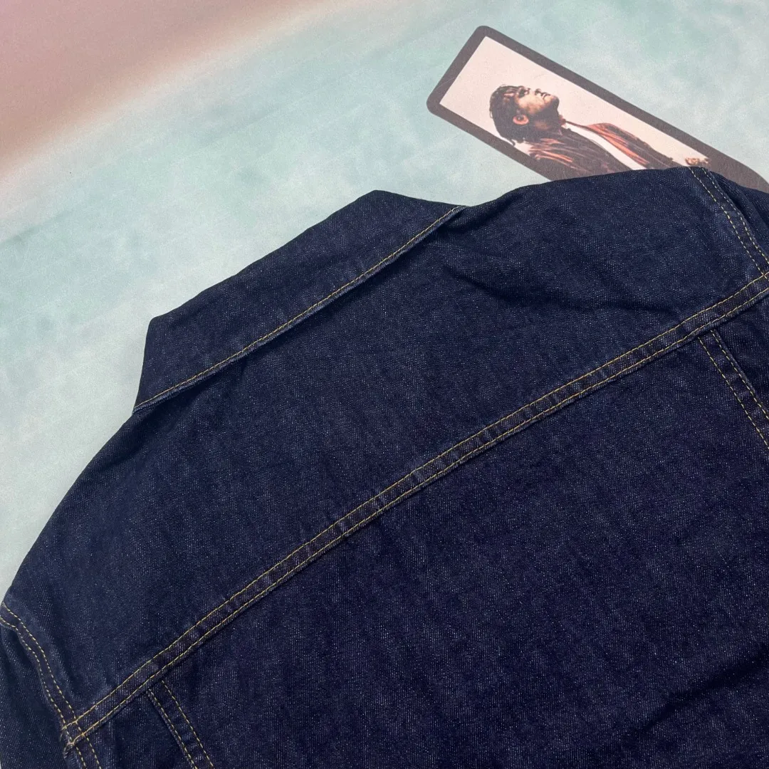 🅿️350 🔘Model No.-DR201 🔘Dior𝐃𝐨𝐢𝐫 Classic CD all-over presbyopic denim jacket* This jacket is so beautiful in person, full of details! Made of vulcanized denim fabric, the thickness is moderate and the texture is great. The front is a high-end blue, and the inside is the iconic presbyopia pattern. The all-over logo is printed with a reverse bottom effect, which is simple and stylish. The special thing is that the Oblique print can be revealed by rolling up the sleeves, which is low-key and hidden in ingenuity. It perfectly combines Dior's classic elements with the casual style of denim. Whether you are a fashionista or a daily wear enthusiast, you can easily control it. It is an indispensable fashion item in your wardrobe. The matching suggestions are as follows: Elegant urban style: wear a white silk shirt underneath, a pair of black straight trousers, a pair of black Dior high heels, and a classic handbag of the same brand. The overall look is elegant and suitable for commuting or business occasions. Trendy street style: Wear a black printed T-shirt underneath, a pair of ripped jeans, a pair of high-top sneakers, such as Converse's classic models, a black baseball cap and a pair of sunglasses to instantly transform into a street trendy person. Casual fashion style: Wear a simple white cotton T-shirt underneath, a pair of khaki casual shorts, a pair of white sneakers, and this Dior denim jacket. Wear it for weekend shopping or gatherings with friends. It is comfortable and fashionable.  Size: M L XL (48.50.52) Color: Blue
