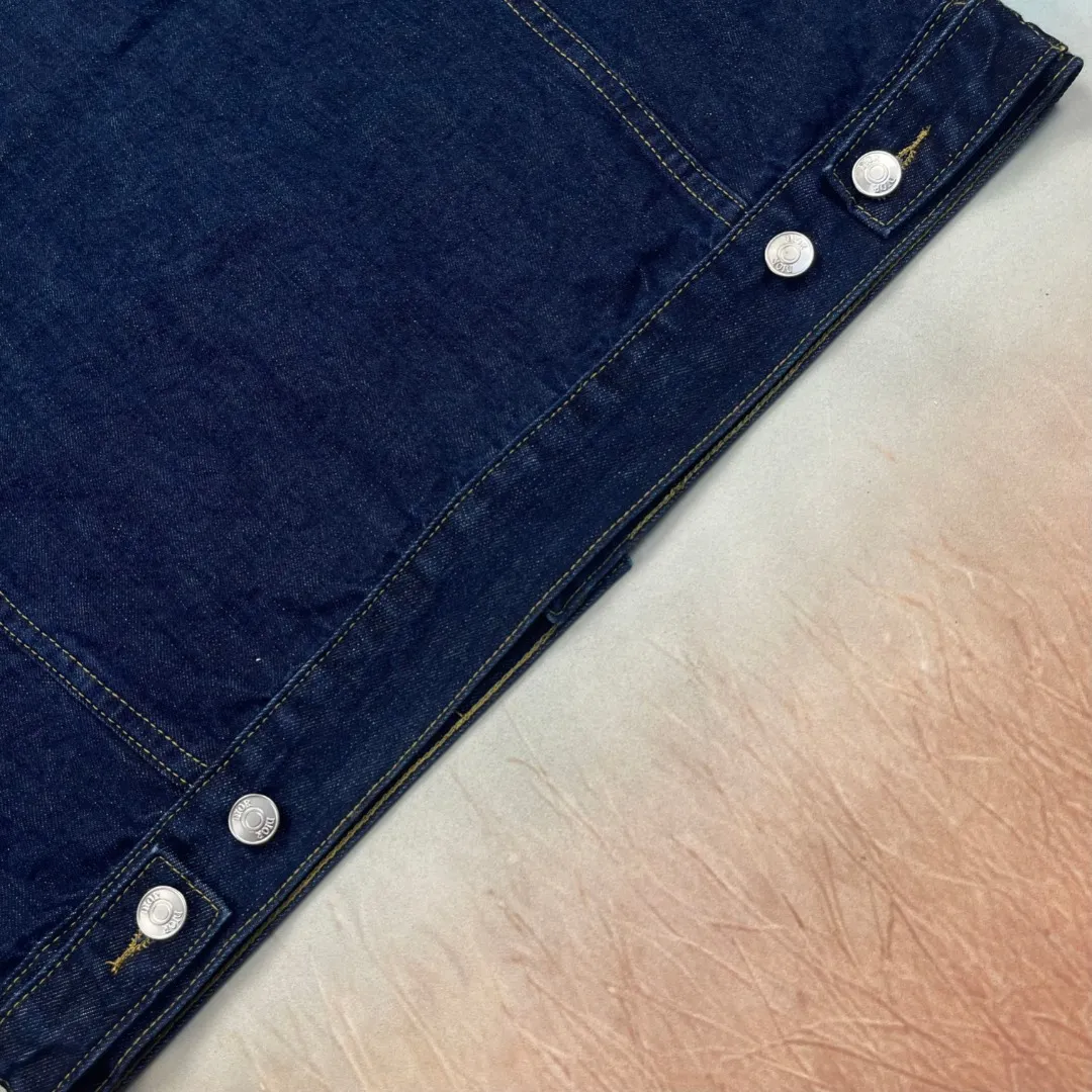 🅿️350 🔘Model No.-DR201 🔘Dior𝐃𝐨𝐢𝐫 Classic CD all-over presbyopic denim jacket* This jacket is so beautiful in person, full of details! Made of vulcanized denim fabric, the thickness is moderate and the texture is great. The front is a high-end blue, and the inside is the iconic presbyopia pattern. The all-over logo is printed with a reverse bottom effect, which is simple and stylish. The special thing is that the Oblique print can be revealed by rolling up the sleeves, which is low-key and hidden in ingenuity. It perfectly combines Dior's classic elements with the casual style of denim. Whether you are a fashionista or a daily wear enthusiast, you can easily control it. It is an indispensable fashion item in your wardrobe. The matching suggestions are as follows: Elegant urban style: wear a white silk shirt underneath, a pair of black straight trousers, a pair of black Dior high heels, and a classic handbag of the same brand. The overall look is elegant and suitable for commuting or business occasions. Trendy street style: Wear a black printed T-shirt underneath, a pair of ripped jeans, a pair of high-top sneakers, such as Converse's classic models, a black baseball cap and a pair of sunglasses to instantly transform into a street trendy person. Casual fashion style: Wear a simple white cotton T-shirt underneath, a pair of khaki casual shorts, a pair of white sneakers, and this Dior denim jacket. Wear it for weekend shopping or gatherings with friends. It is comfortable and fashionable.  Size: M L XL (48.50.52) Color: Blue