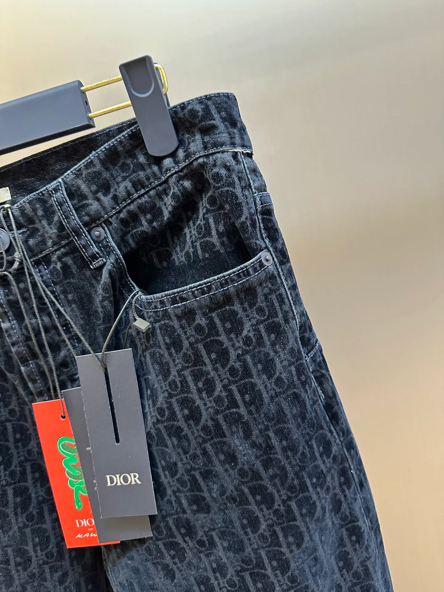 🅿️640 Dior x KAWS joint jeans 2025 Year of the Snake limited edition, this classic jeans comes from the DIOR AND KAWS series, showing Oblique print. Crafted from blue cotton-blend denim, it features DIOR AND KAWS embroidery on the back, reinterpreting the Dior logo as a colorful snake. Pair it with the flocked Oblique print for a bold addition to casual looks.  size: 29.30.32.34.36