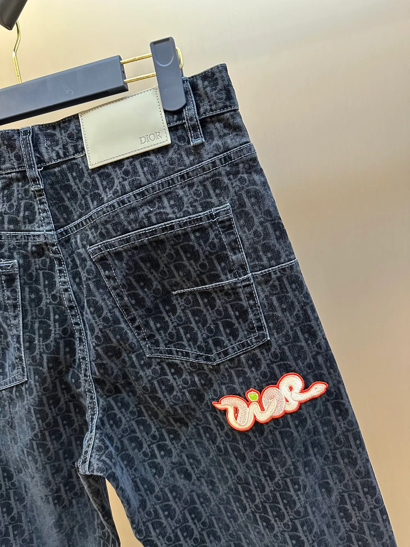 🅿️640 Dior x KAWS joint jeans 2025 Year of the Snake limited edition, this classic jeans comes from the DIOR AND KAWS series, showing Oblique print. Crafted from blue cotton-blend denim, it features DIOR AND KAWS embroidery on the back, reinterpreting the Dior logo as a colorful snake. Pair it with the flocked Oblique print for a bold addition to casual looks.  size: 29.30.32.34.36