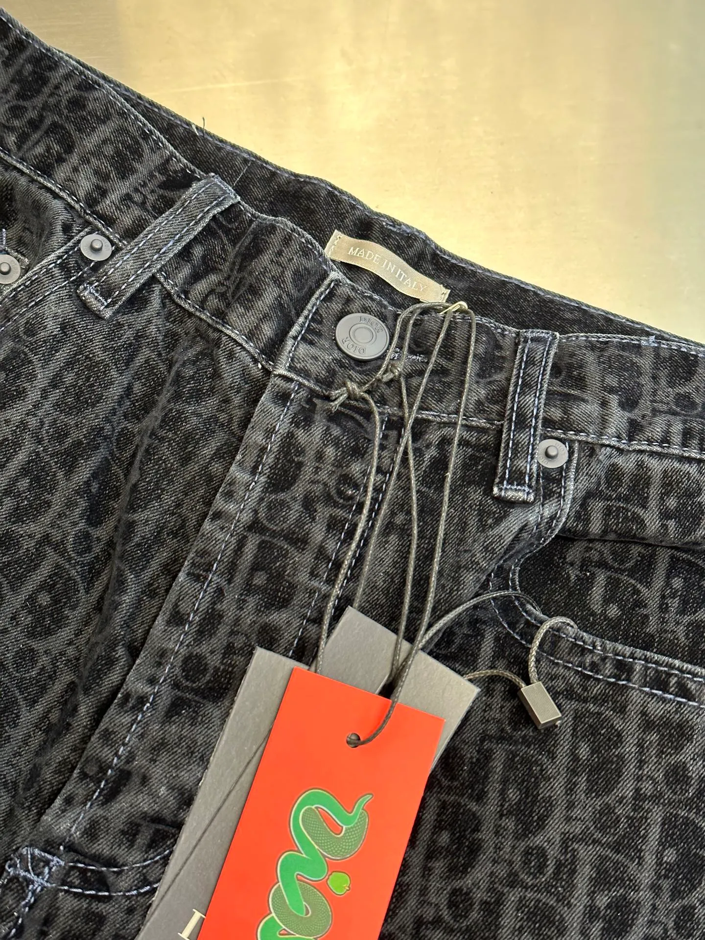 🅿️640 Dior x KAWS joint jeans 2025 Year of the Snake limited edition, this classic jeans comes from the DIOR AND KAWS series, showing Oblique print. Crafted from blue cotton-blend denim, it features DIOR AND KAWS embroidery on the back, reinterpreting the Dior logo as a colorful snake. Pair it with the flocked Oblique print for a bold addition to casual looks.  size: 29.30.32.34.36