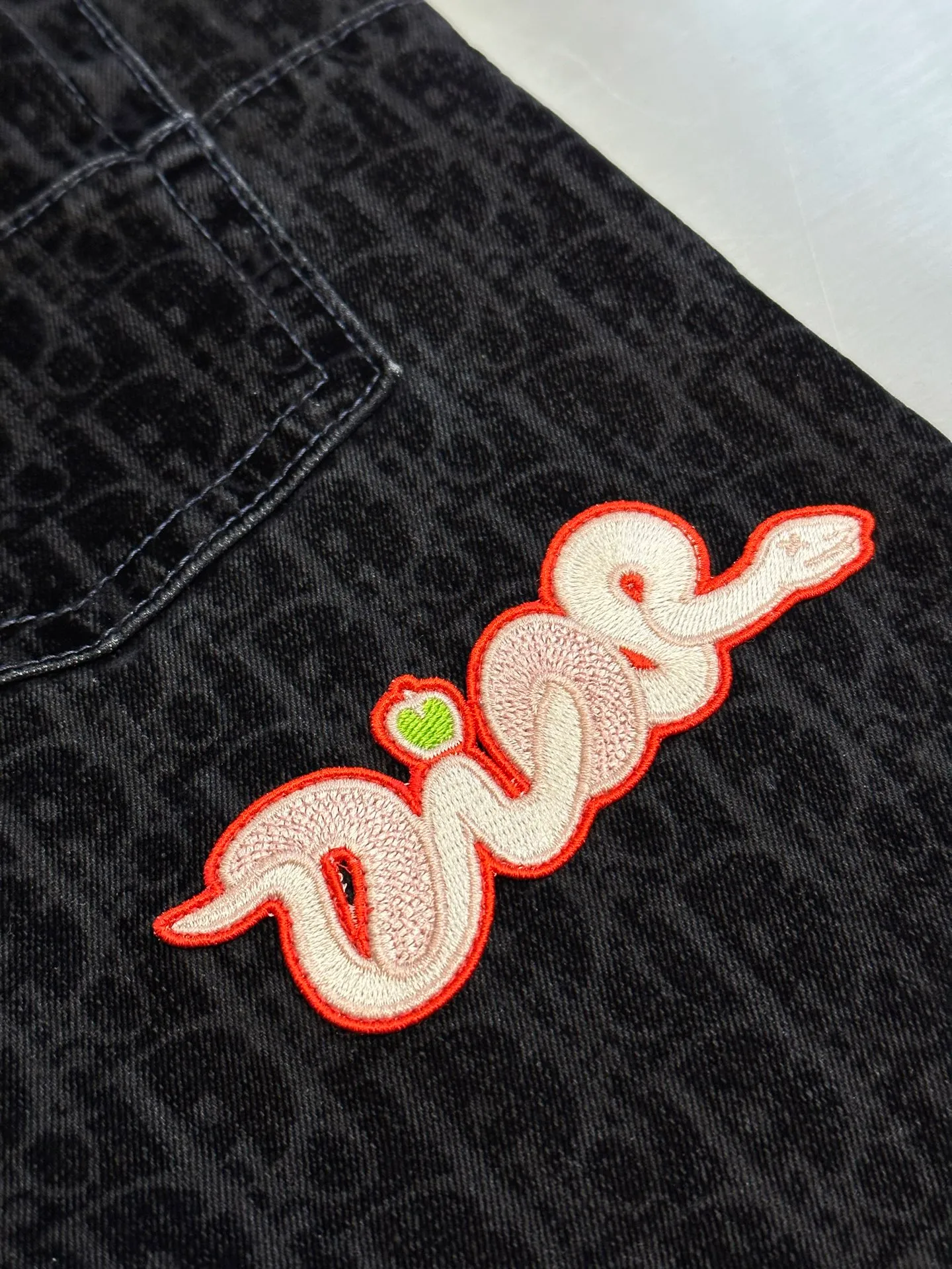🅿️640 Dior x KAWS joint jeans 2025 Year of the Snake limited edition, this classic jeans comes from the DIOR AND KAWS series, showing Oblique print. Crafted from blue cotton-blend denim, it features DIOR AND KAWS embroidery on the back, reinterpreting the Dior logo as a colorful snake. Pair it with the flocked Oblique print for a bold addition to casual looks.  size: 29.30.32.34.36