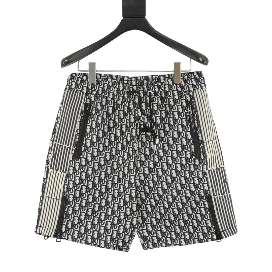 🅿️350 DIOR/Dior striped webbing presbyopic shorts. The original purchase of heavy-weight clothing is developed from raw materials, and the highest version is launched on the entire network. The fabric is made of imported raw materials, and the whole piece is Dr's classic jacquard weave. The minimum order is 8,000 meters of fabric, which is produced day and night by imported yarn-dyed looms. The daily output of each machine is only 40 meters. All alignment materials are close to 4 meters. The position spacing of the letter webbing and the webbing effect are completely consistent with the original version. The entire garment is lined with black fabric imported from South Korea. The placket zipper is made from a unified mold and is custom-made, and the rails are machine-pressed from imported environmentally friendly materials. After the lower corner rope is woven, the core dyeing technology is used to achieve the final dyeing effect. After pattern development and pattern making, computer intelligent cutting is used to increase work efficiency while ensuring the integrity of the pattern. The upper body effect is restored consistently! ! ! Size：XS-L