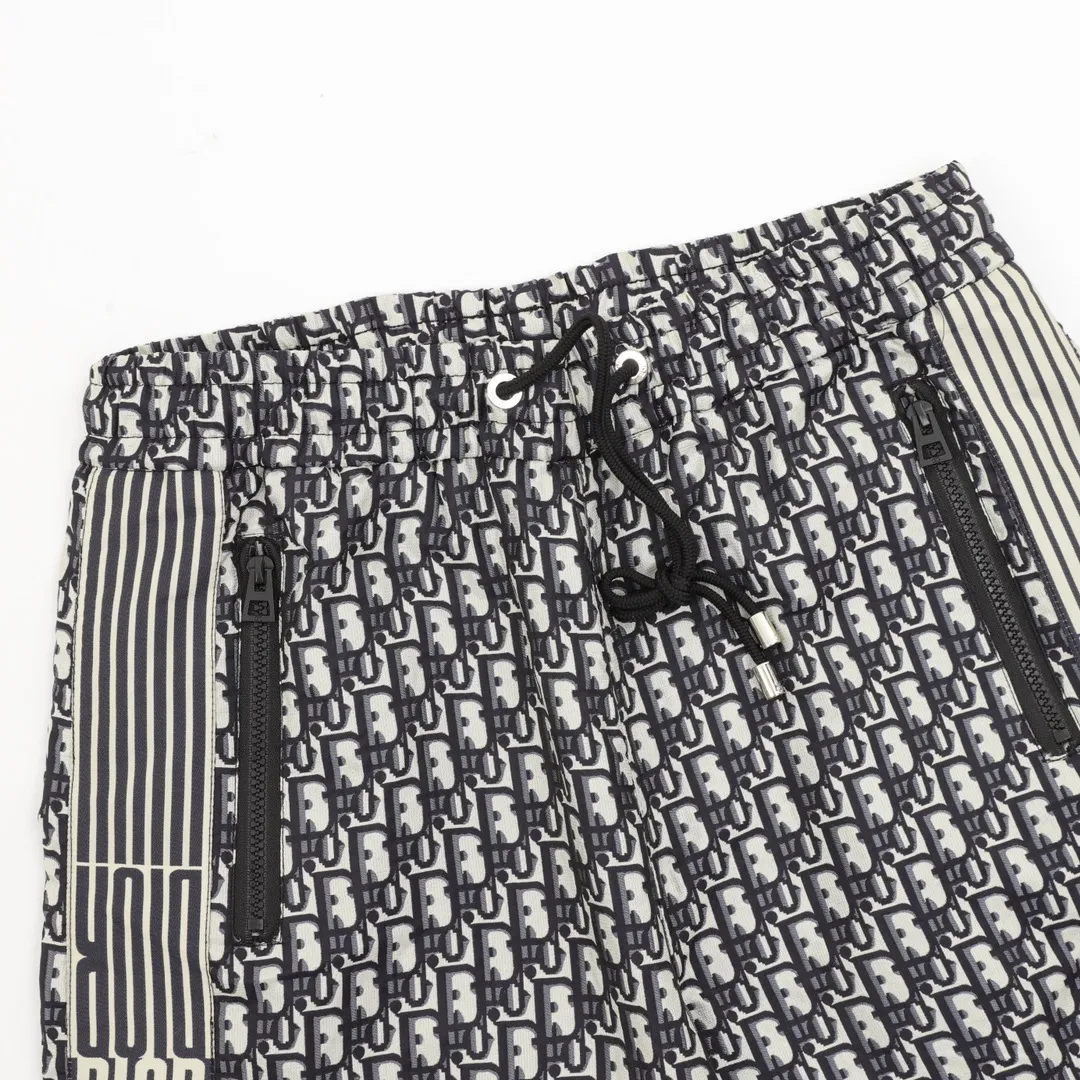 🅿️350 DIOR/Dior striped webbing presbyopic shorts. The original purchase of heavy-weight clothing is developed from raw materials, and the highest version is launched on the entire network. The fabric is made of imported raw materials, and the whole piece is Dr's classic jacquard weave. The minimum order is 8,000 meters of fabric, which is produced day and night by imported yarn-dyed looms. The daily output of each machine is only 40 meters. All alignment materials are close to 4 meters. The position spacing of the letter webbing and the webbing effect are completely consistent with the original version. The entire garment is lined with black fabric imported from South Korea. The placket zipper is made from a unified mold and is custom-made, and the rails are machine-pressed from imported environmentally friendly materials. After the lower corner rope is woven, the core dyeing technology is used to achieve the final dyeing effect. After pattern development and pattern making, computer intelligent cutting is used to increase work efficiency while ensuring the integrity of the pattern. The upper body effect is restored consistently! ! ! Size：XS-L