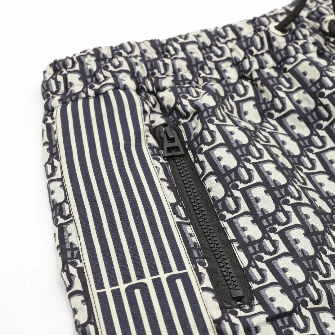 🅿️350 DIOR/Dior striped webbing presbyopic shorts. The original purchase of heavy-weight clothing is developed from raw materials, and the highest version is launched on the entire network. The fabric is made of imported raw materials, and the whole piece is Dr's classic jacquard weave. The minimum order is 8,000 meters of fabric, which is produced day and night by imported yarn-dyed looms. The daily output of each machine is only 40 meters. All alignment materials are close to 4 meters. The position spacing of the letter webbing and the webbing effect are completely consistent with the original version. The entire garment is lined with black fabric imported from South Korea. The placket zipper is made from a unified mold and is custom-made, and the rails are machine-pressed from imported environmentally friendly materials. After the lower corner rope is woven, the core dyeing technology is used to achieve the final dyeing effect. After pattern development and pattern making, computer intelligent cutting is used to increase work efficiency while ensuring the integrity of the pattern. The upper body effect is restored consistently! ! ! Size：XS-L