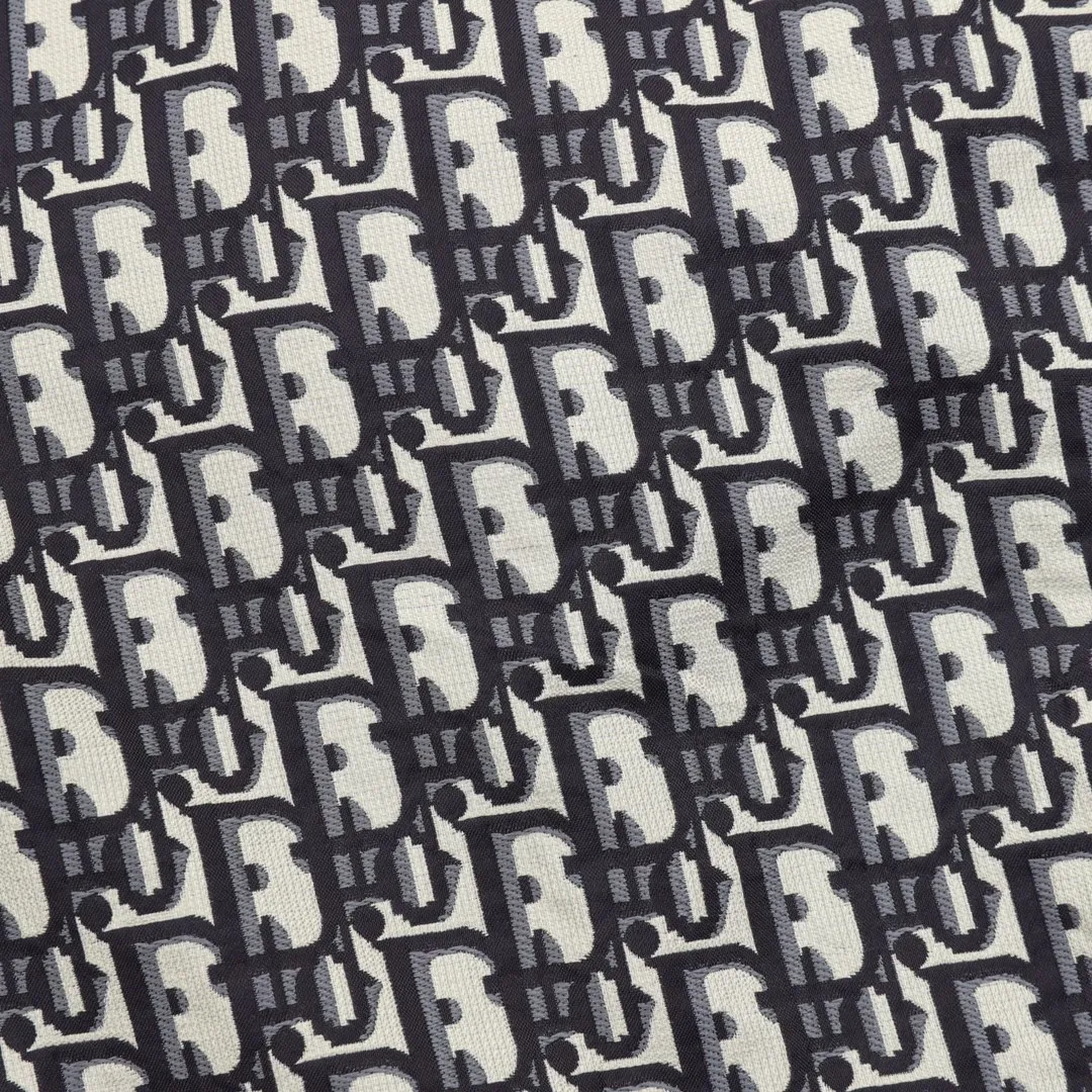 🅿️350 DIOR/Dior striped webbing presbyopic shorts. The original purchase of heavy-weight clothing is developed from raw materials, and the highest version is launched on the entire network. The fabric is made of imported raw materials, and the whole piece is Dr's classic jacquard weave. The minimum order is 8,000 meters of fabric, which is produced day and night by imported yarn-dyed looms. The daily output of each machine is only 40 meters. All alignment materials are close to 4 meters. The position spacing of the letter webbing and the webbing effect are completely consistent with the original version. The entire garment is lined with black fabric imported from South Korea. The placket zipper is made from a unified mold and is custom-made, and the rails are machine-pressed from imported environmentally friendly materials. After the lower corner rope is woven, the core dyeing technology is used to achieve the final dyeing effect. After pattern development and pattern making, computer intelligent cutting is used to increase work efficiency while ensuring the integrity of the pattern. The upper body effect is restored consistently! ! ! Size：XS-L