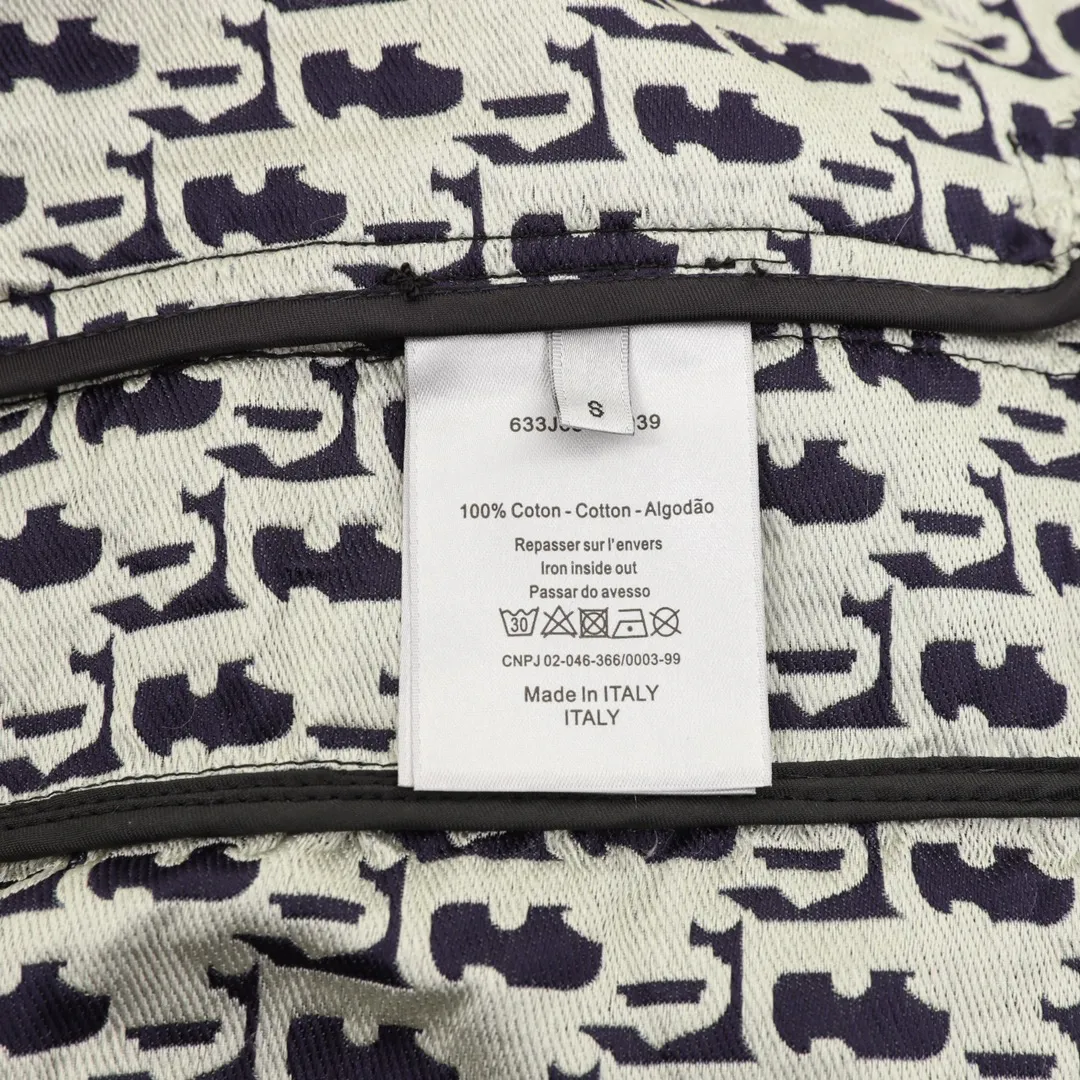 🅿️350 DIOR/Dior striped webbing presbyopic shorts. The original purchase of heavy-weight clothing is developed from raw materials, and the highest version is launched on the entire network. The fabric is made of imported raw materials, and the whole piece is Dr's classic jacquard weave. The minimum order is 8,000 meters of fabric, which is produced day and night by imported yarn-dyed looms. The daily output of each machine is only 40 meters. All alignment materials are close to 4 meters. The position spacing of the letter webbing and the webbing effect are completely consistent with the original version. The entire garment is lined with black fabric imported from South Korea. The placket zipper is made from a unified mold and is custom-made, and the rails are machine-pressed from imported environmentally friendly materials. After the lower corner rope is woven, the core dyeing technology is used to achieve the final dyeing effect. After pattern development and pattern making, computer intelligent cutting is used to increase work efficiency while ensuring the integrity of the pattern. The upper body effect is restored consistently! ! ! Size：XS-L