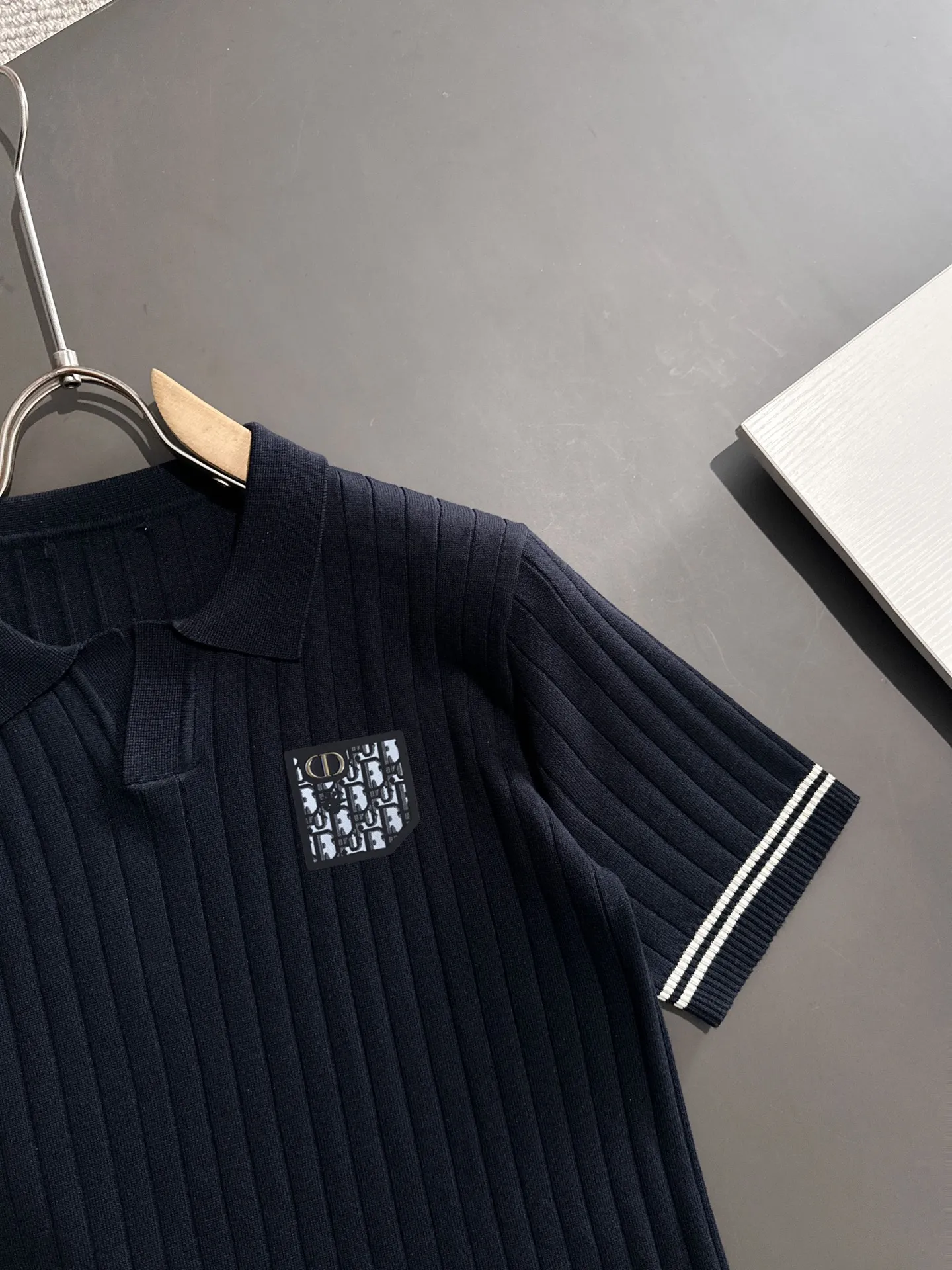 🅿️320 shipped next day. High quality Dior 2025 spring and summer new men's lapel short-sleeved T-shirt. Made of combed cotton yarn knitted cotton fabric. Pure cotton high-weight special yarn. It feels full when weighed. The upper body is also more textured than ordinary T-shirts. This texture can cope with the weather easily and is suitable for both hot and cold! The pattern on the chest adopts three-dimensional embroidery technology, and is perfectly produced stitch by stitch with reference to the original version! Loose fit design, looks noble. Size: M to XXXL