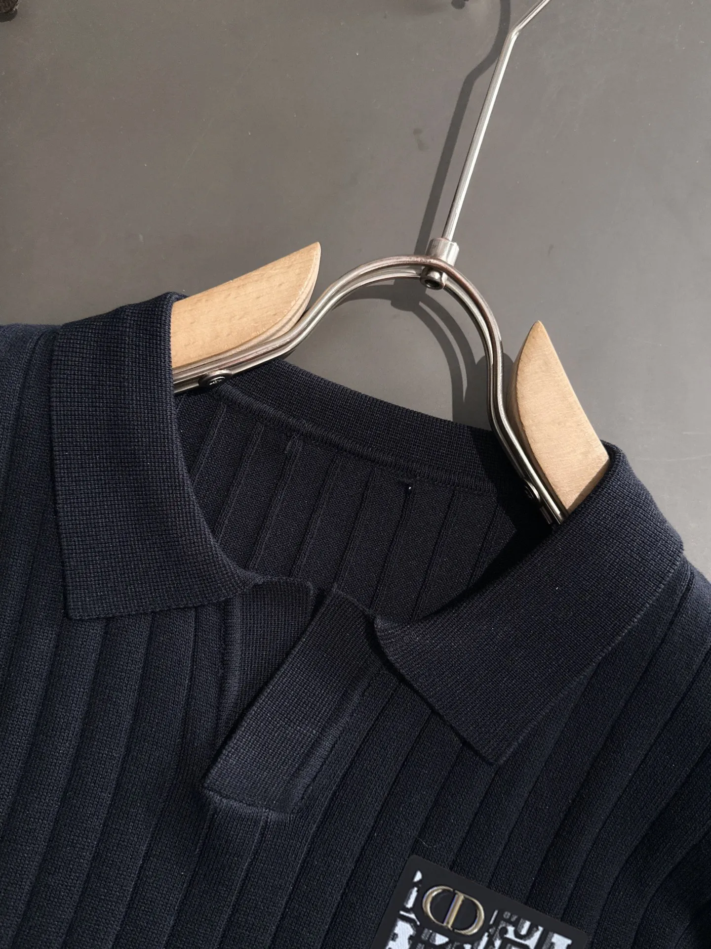 🅿️320 shipped next day. High quality Dior 2025 spring and summer new men's lapel short-sleeved T-shirt. Made of combed cotton yarn knitted cotton fabric. Pure cotton high-weight special yarn. It feels full when weighed. The upper body is also more textured than ordinary T-shirts. This texture can cope with the weather easily and is suitable for both hot and cold! The pattern on the chest adopts three-dimensional embroidery technology, and is perfectly produced stitch by stitch with reference to the original version! Loose fit design, looks noble. Size: M to XXXL