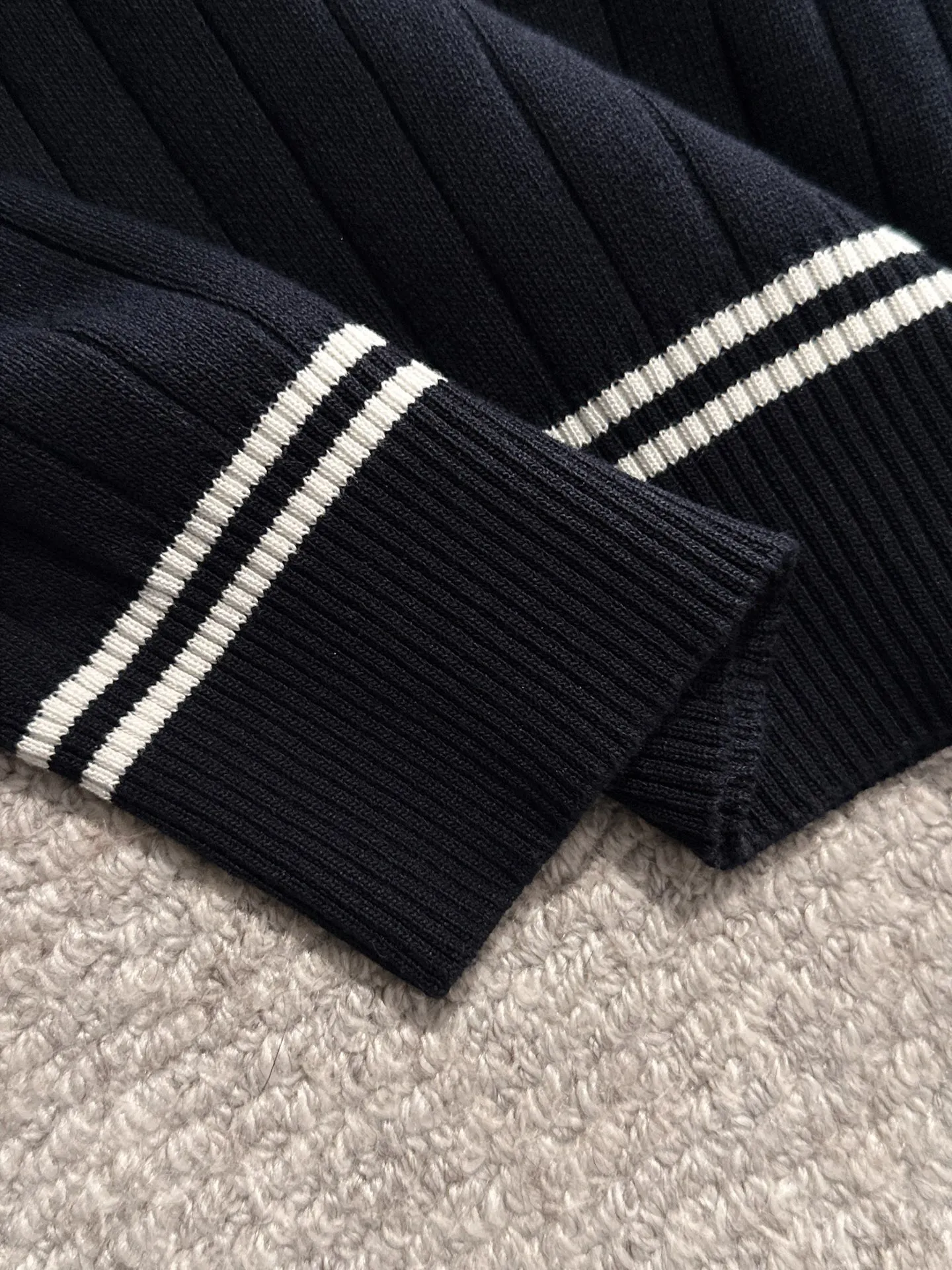 🅿️320 shipped next day. High quality Dior 2025 spring and summer new men's lapel short-sleeved T-shirt. Made of combed cotton yarn knitted cotton fabric. Pure cotton high-weight special yarn. It feels full when weighed. The upper body is also more textured than ordinary T-shirts. This texture can cope with the weather easily and is suitable for both hot and cold! The pattern on the chest adopts three-dimensional embroidery technology, and is perfectly produced stitch by stitch with reference to the original version! Loose fit design, looks noble. Size: M to XXXL