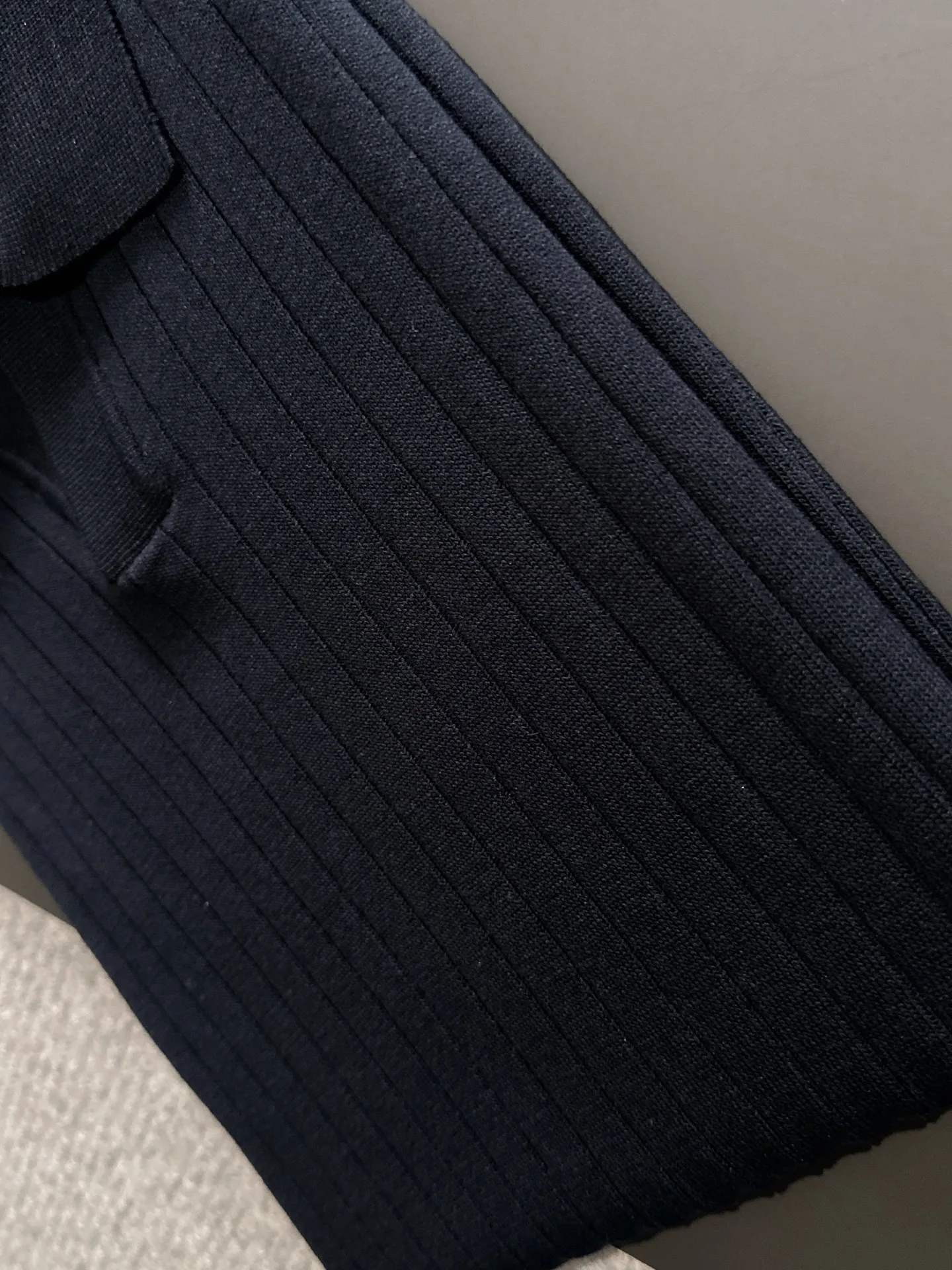 🅿️320 shipped next day. High quality Dior 2025 spring and summer new men's lapel short-sleeved T-shirt. Made of combed cotton yarn knitted cotton fabric. Pure cotton high-weight special yarn. It feels full when weighed. The upper body is also more textured than ordinary T-shirts. This texture can cope with the weather easily and is suitable for both hot and cold! The pattern on the chest adopts three-dimensional embroidery technology, and is perfectly produced stitch by stitch with reference to the original version! Loose fit design, looks noble. Size: M to XXXL