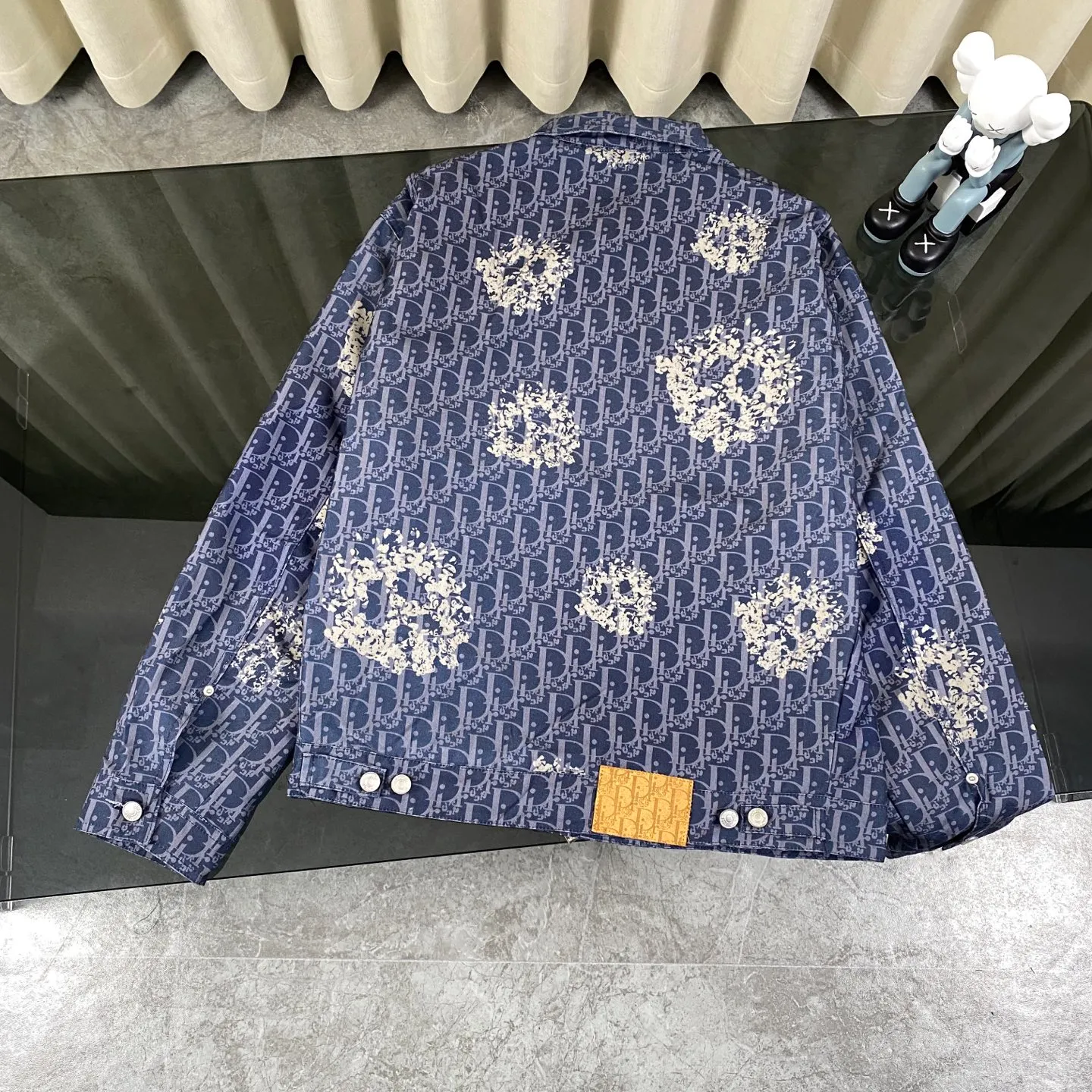 🅿️360 Dior x Tears Dior joint floral zipper limited edition full-print denim jacket, the same style as the stars - the original mold is purchased and made with a full set of customized accessories. Details determine success or failure.  - Size: M L The entire logo is very smooth and simple. The D letter is perfectly coordinated with every detail in the design. Use the letter D perfectly. The design of all luxury goods is very demanding in the pursuit of details. The combination of the letter D and O in the Dior logo design is a very interesting example. The echo of a semicircle and an ellipse forms a perfect arc - Dior (full name: Christian Dior) is a multinational luxury brand originating from France, synonymous with dazzling haute couture. It was founded in 1946 by French fashion designer Christian Dior and is headquartered in Paris. Mainly engaged in high-end consumer goods such as fashion, jewelry, perfume, cosmetics, children's clothing - Customized all-over printed jacquard fabrics - Customized engraved LOGO buttons - Customized Dior