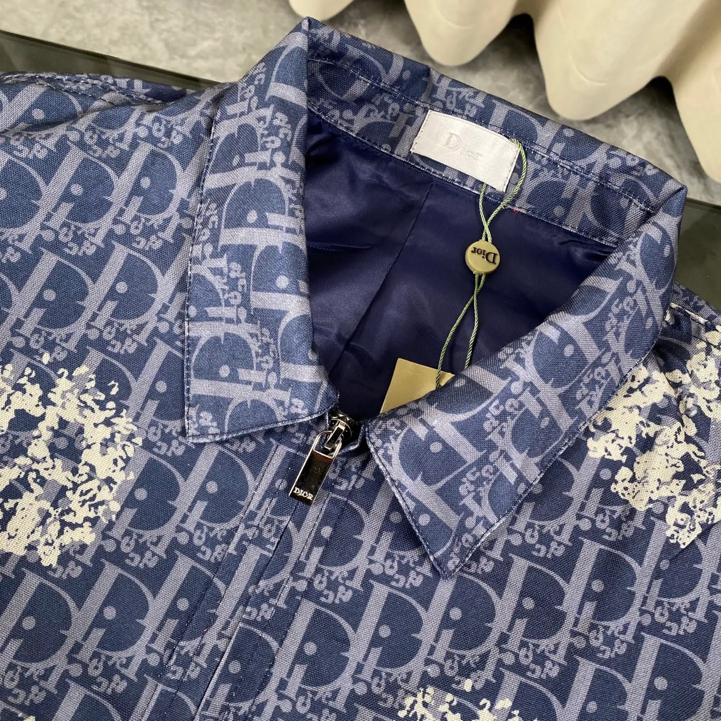 🅿️360 Dior x Tears Dior joint floral zipper limited edition full-print denim jacket, the same style as the stars - the original mold is purchased and made with a full set of customized accessories. Details determine success or failure.  - Size: M L The entire logo is very smooth and simple. The D letter is perfectly coordinated with every detail in the design. Use the letter D perfectly. The design of all luxury goods is very demanding in the pursuit of details. The combination of the letter D and O in the Dior logo design is a very interesting example. The echo of a semicircle and an ellipse forms a perfect arc - Dior (full name: Christian Dior) is a multinational luxury brand originating from France, synonymous with dazzling haute couture. It was founded in 1946 by French fashion designer Christian Dior and is headquartered in Paris. Mainly engaged in high-end consumer goods such as fashion, jewelry, perfume, cosmetics, children's clothing - Customized all-over printed jacquard fabrics - Customized engraved LOGO buttons - Customized Dior