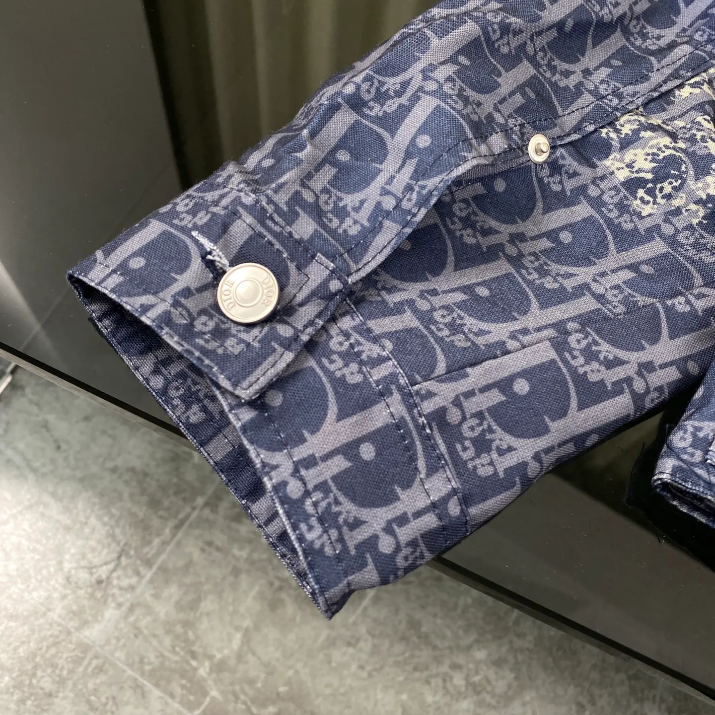 🅿️360 Dior x Tears Dior joint floral zipper limited edition full-print denim jacket, the same style as the stars - the original mold is purchased and made with a full set of customized accessories. Details determine success or failure.  - Size: M L The entire logo is very smooth and simple. The D letter is perfectly coordinated with every detail in the design. Use the letter D perfectly. The design of all luxury goods is very demanding in the pursuit of details. The combination of the letter D and O in the Dior logo design is a very interesting example. The echo of a semicircle and an ellipse forms a perfect arc - Dior (full name: Christian Dior) is a multinational luxury brand originating from France, synonymous with dazzling haute couture. It was founded in 1946 by French fashion designer Christian Dior and is headquartered in Paris. Mainly engaged in high-end consumer goods such as fashion, jewelry, perfume, cosmetics, children's clothing - Customized all-over printed jacquard fabrics - Customized engraved LOGO buttons - Customized Dior