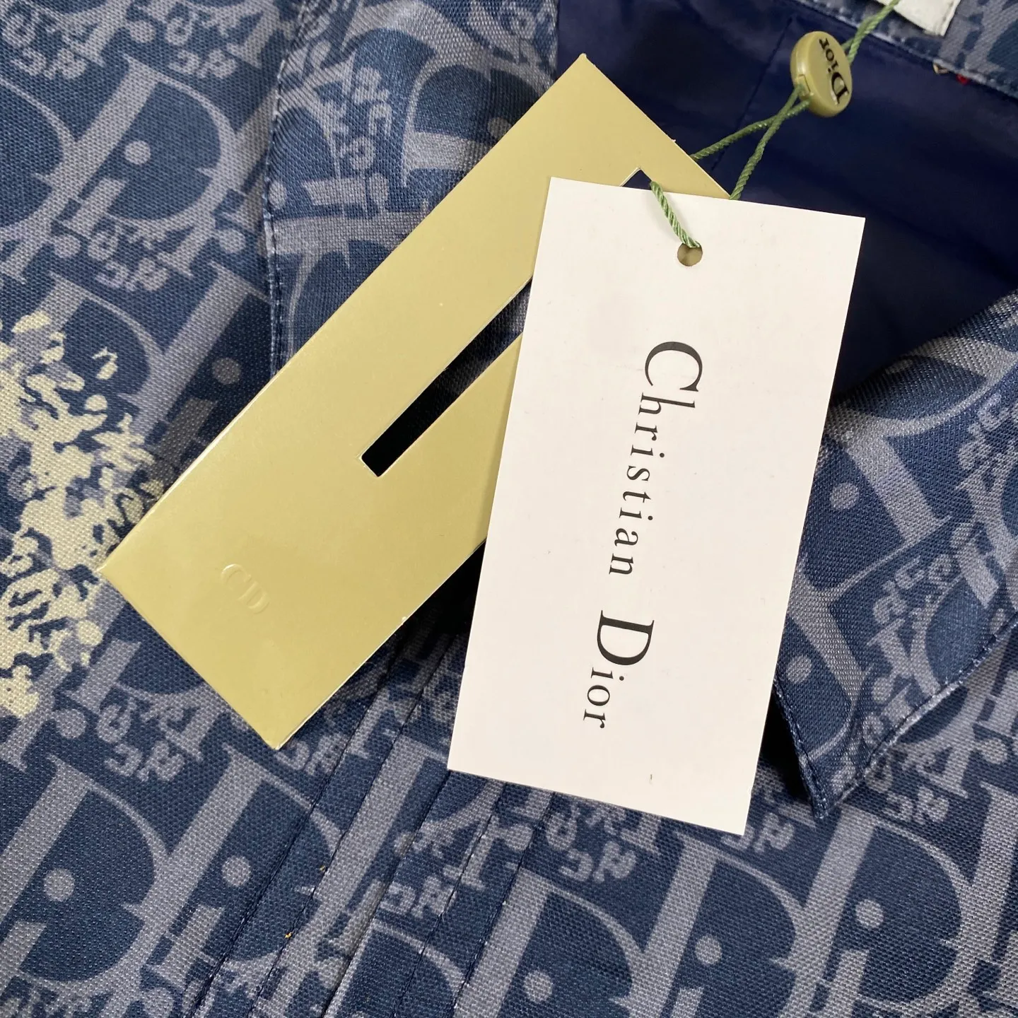 🅿️360 Dior x Tears Dior joint floral zipper limited edition full-print denim jacket, the same style as the stars - the original mold is purchased and made with a full set of customized accessories. Details determine success or failure.  - Size: M L The entire logo is very smooth and simple. The D letter is perfectly coordinated with every detail in the design. Use the letter D perfectly. The design of all luxury goods is very demanding in the pursuit of details. The combination of the letter D and O in the Dior logo design is a very interesting example. The echo of a semicircle and an ellipse forms a perfect arc - Dior (full name: Christian Dior) is a multinational luxury brand originating from France, synonymous with dazzling haute couture. It was founded in 1946 by French fashion designer Christian Dior and is headquartered in Paris. Mainly engaged in high-end consumer goods such as fashion, jewelry, perfume, cosmetics, children's clothing - Customized all-over printed jacquard fabrics - Customized engraved LOGO buttons - Customized Dior