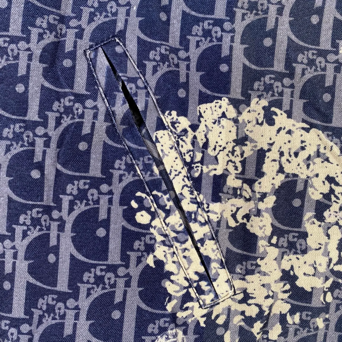 🅿️360 Dior x Tears Dior joint floral zipper limited edition full-print denim jacket, the same style as the stars - the original mold is purchased and made with a full set of customized accessories. Details determine success or failure.  - Size: M L The entire logo is very smooth and simple. The D letter is perfectly coordinated with every detail in the design. Use the letter D perfectly. The design of all luxury goods is very demanding in the pursuit of details. The combination of the letter D and O in the Dior logo design is a very interesting example. The echo of a semicircle and an ellipse forms a perfect arc - Dior (full name: Christian Dior) is a multinational luxury brand originating from France, synonymous with dazzling haute couture. It was founded in 1946 by French fashion designer Christian Dior and is headquartered in Paris. Mainly engaged in high-end consumer goods such as fashion, jewelry, perfume, cosmetics, children's clothing - Customized all-over printed jacquard fabrics - Customized engraved LOGO buttons - Customized Dior