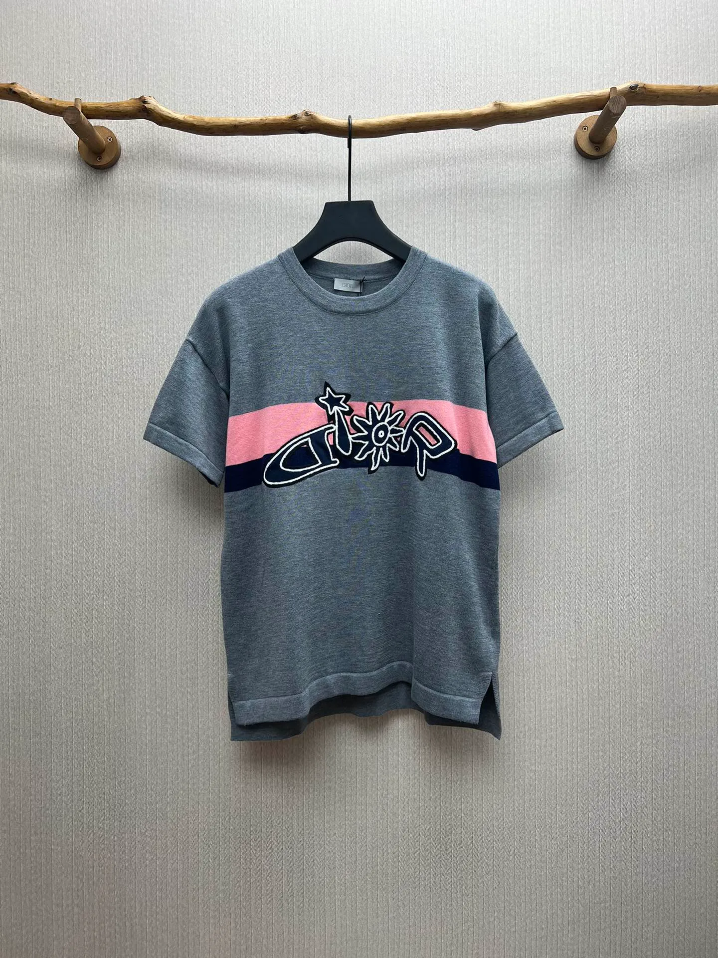 🅿️410 Dior 25ss new T-shirt made of gray sheep wool knitted fabric. This T-shirt is a new product of the 2025 autumn men's wear series and comes from the DIOR AND LEWIS HAMILTON limited series. Crafted from gray sheepskin knit, it features a co-branded embroidery on the chest that reinterprets the Dior logo in a graphic style. Pair it with a printed bomber jacket for a trendy look. Size: S.M.L.XL.
