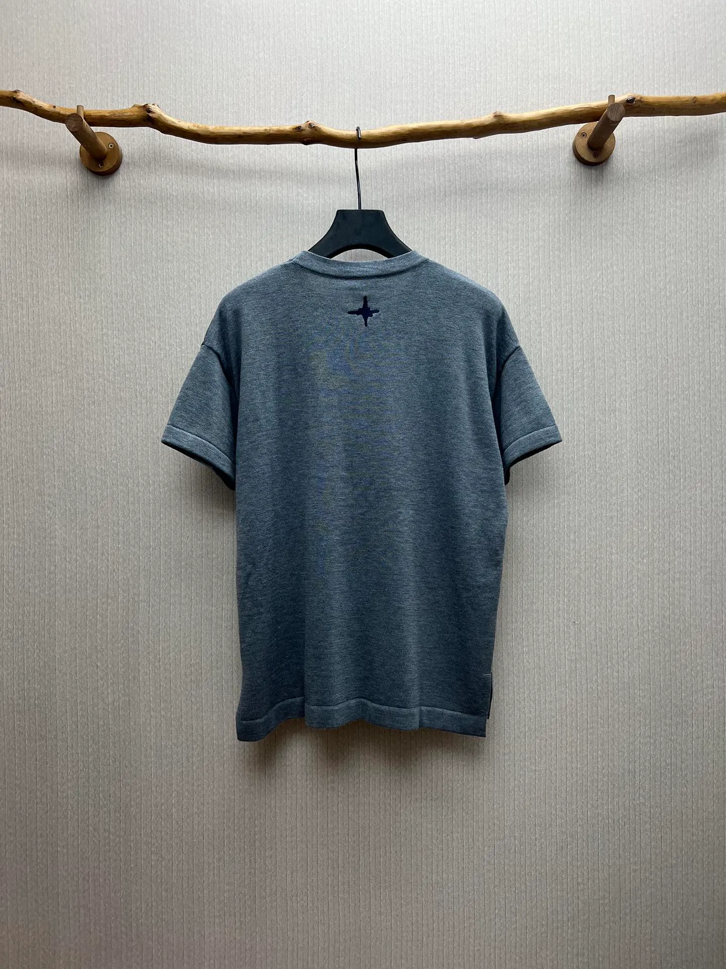 🅿️410 Dior 25ss new T-shirt made of gray sheep wool knitted fabric. This T-shirt is a new product of the 2025 autumn men's wear series and comes from the DIOR AND LEWIS HAMILTON limited series. Crafted from gray sheepskin knit, it features a co-branded embroidery on the chest that reinterprets the Dior logo in a graphic style. Pair it with a printed bomber jacket for a trendy look. Size: S.M.L.XL.