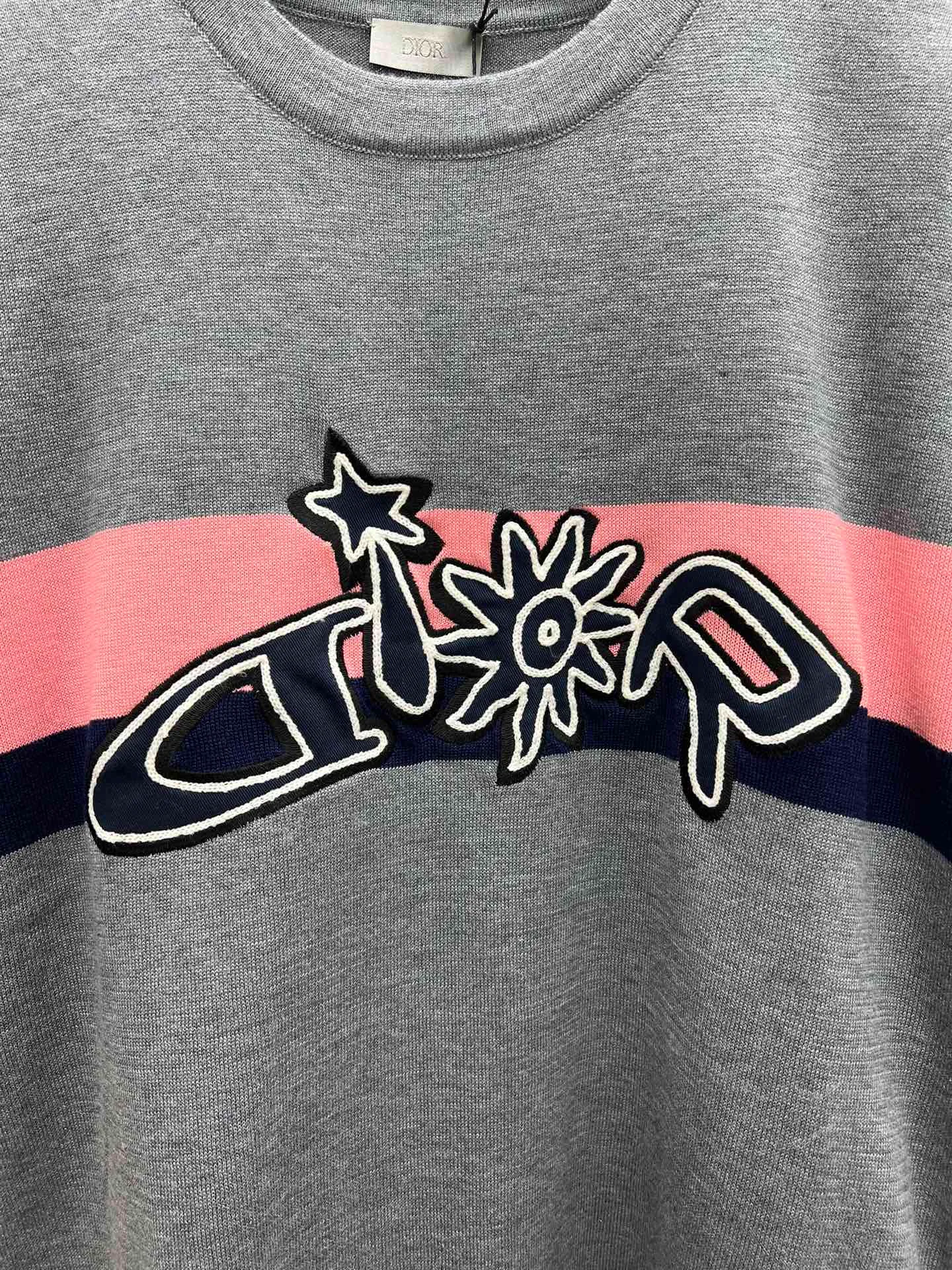 🅿️410 Dior 25ss new T-shirt made of gray sheep wool knitted fabric. This T-shirt is a new product of the 2025 autumn men's wear series and comes from the DIOR AND LEWIS HAMILTON limited series. Crafted from gray sheepskin knit, it features a co-branded embroidery on the chest that reinterprets the Dior logo in a graphic style. Pair it with a printed bomber jacket for a trendy look. Size: S.M.L.XL.