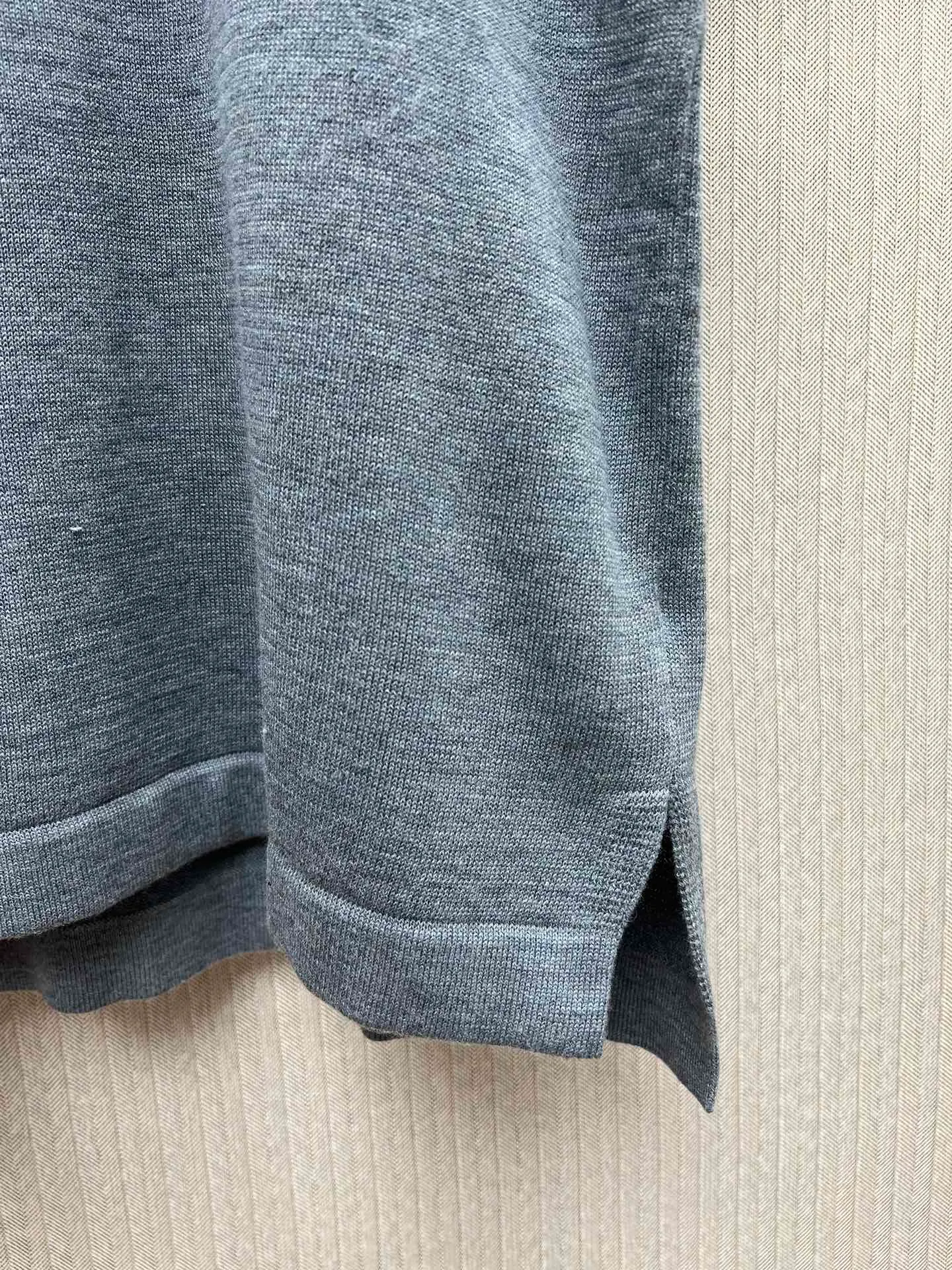 🅿️410 Dior 25ss new T-shirt made of gray sheep wool knitted fabric. This T-shirt is a new product of the 2025 autumn men's wear series and comes from the DIOR AND LEWIS HAMILTON limited series. Crafted from gray sheepskin knit, it features a co-branded embroidery on the chest that reinterprets the Dior logo in a graphic style. Pair it with a printed bomber jacket for a trendy look. Size: S.M.L.XL.
