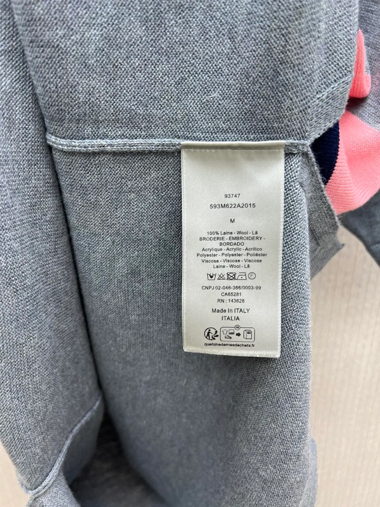 🅿️410 Dior 25ss new T-shirt made of gray sheep wool knitted fabric. This T-shirt is a new product of the 2025 autumn men's wear series and comes from the DIOR AND LEWIS HAMILTON limited series. Crafted from gray sheepskin knit, it features a co-branded embroidery on the chest that reinterprets the Dior logo in a graphic style. Pair it with a printed bomber jacket for a trendy look. Size: S.M.L.XL.