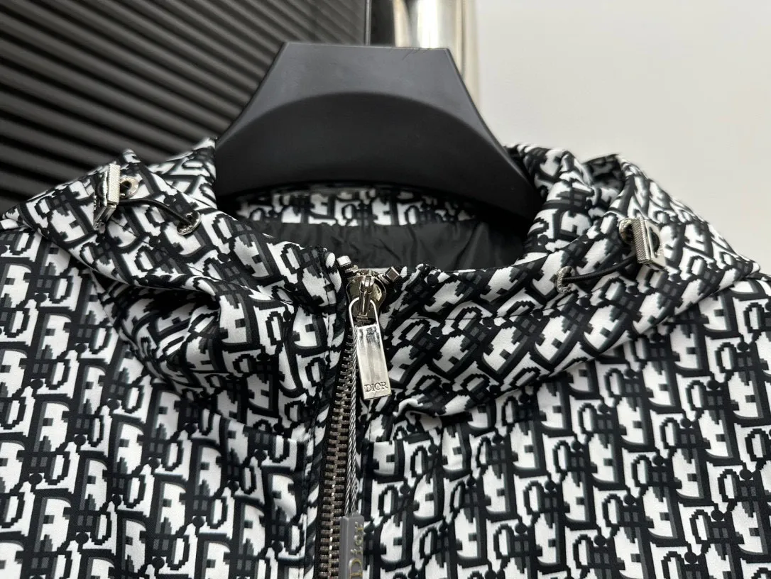 🅿️510 (high quality) with dust bag [Dior] Dior 2024 latest new hooded jacket high-end jacquard version! Trendy and fashionable casual jacket, suitable for both men and women! Precise and high-quality jacquard technology integrates the logo and fabric into one, with high breathability and comfort, impeccable details, and brand element design concept, reflecting high quality. Presenting a casual cut, the upper body has a great shape. Size: 46-48-50-52-54