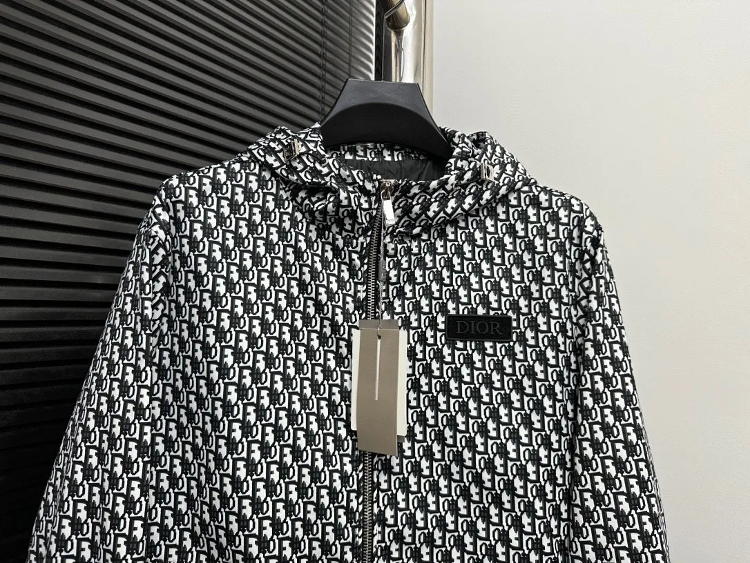 🅿️510 (high quality) with dust bag [Dior] Dior 2024 latest new hooded jacket high-end jacquard version! Trendy and fashionable casual jacket, suitable for both men and women! Precise and high-quality jacquard technology integrates the logo and fabric into one, with high breathability and comfort, impeccable details, and brand element design concept, reflecting high quality. Presenting a casual cut, the upper body has a great shape. Size: 46-48-50-52-54