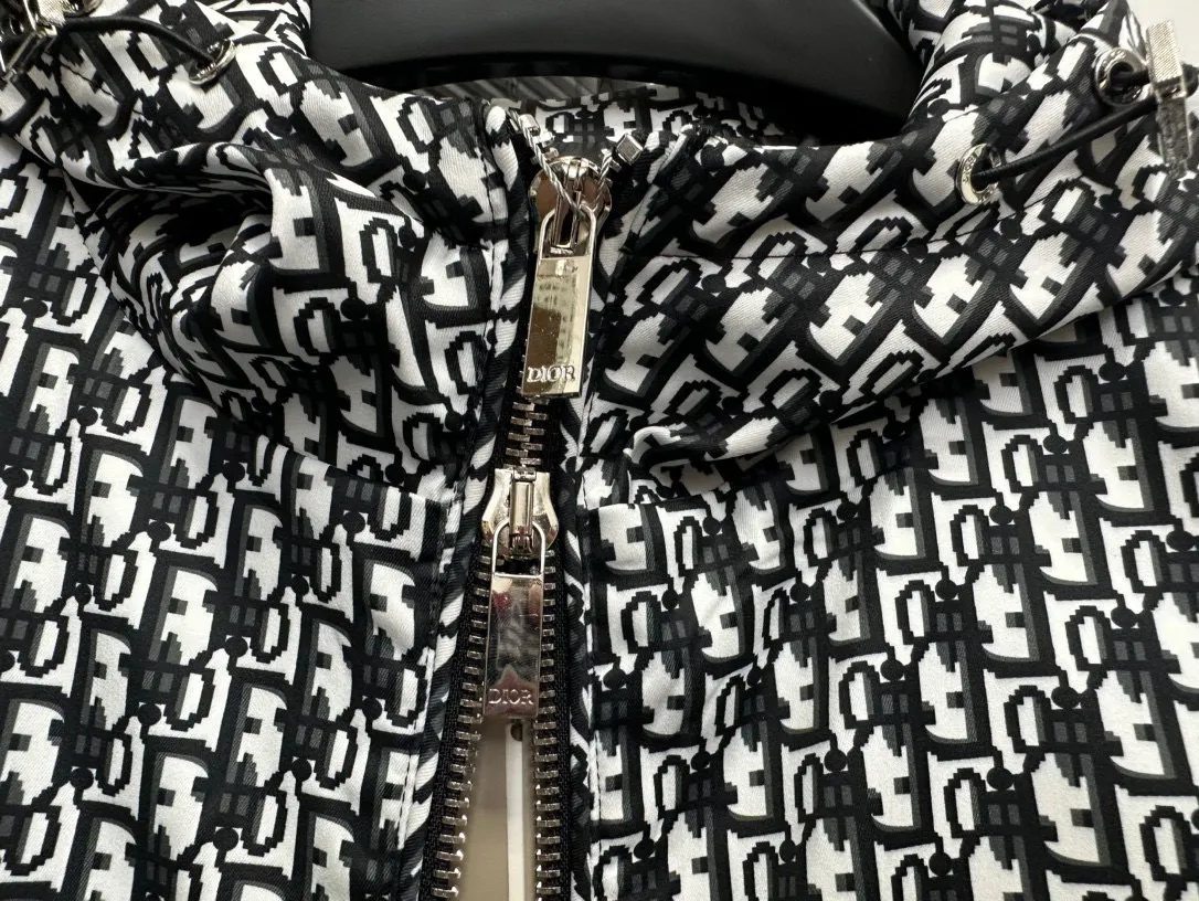 🅿️510 (high quality) with dust bag [Dior] Dior 2024 latest new hooded jacket high-end jacquard version! Trendy and fashionable casual jacket, suitable for both men and women! Precise and high-quality jacquard technology integrates the logo and fabric into one, with high breathability and comfort, impeccable details, and brand element design concept, reflecting high quality. Presenting a casual cut, the upper body has a great shape. Size: 46-48-50-52-54