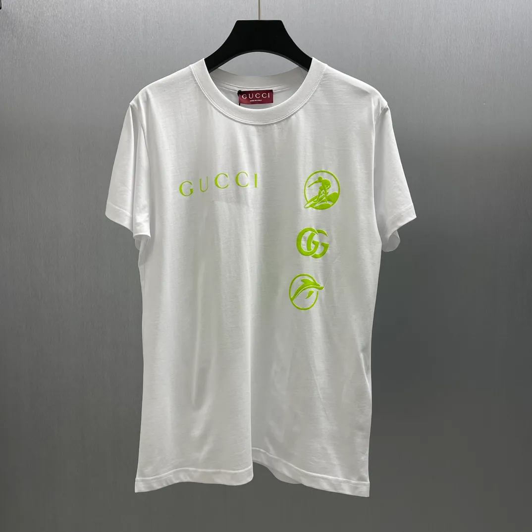 🅿️240 🧧CD Surfer printed knitted cotton T-shirt Size: S-XL The 2025 spring and summer series presents knitted items beautifully embellished with new patterns. Crafted from garment-dyed knitted cotton, this oversized T-shirt is embellished with the Gucci logo print on the front and the Gucci surfer print on the back, adding to the allure of the design.