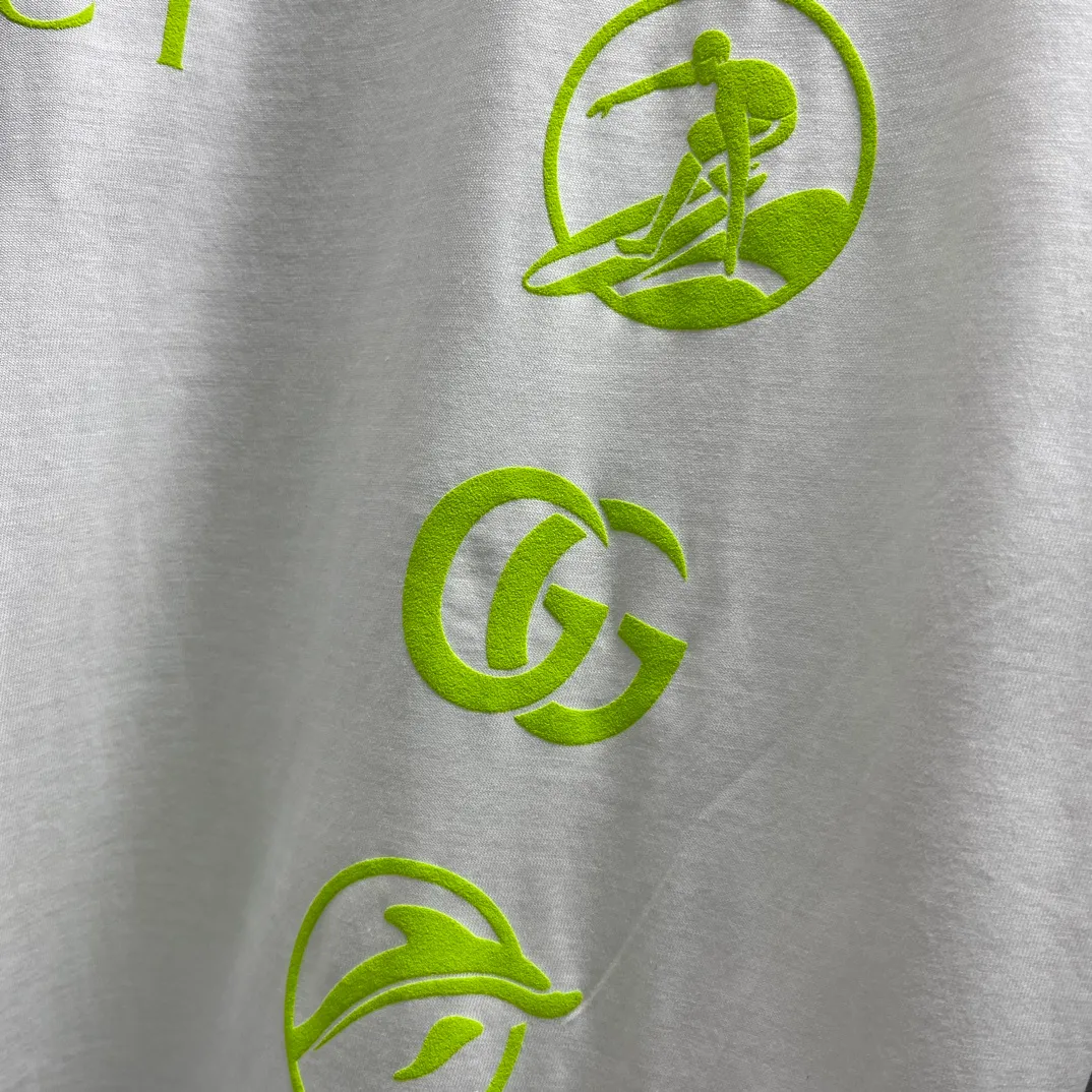 🅿️240 🧧CD Surfer printed knitted cotton T-shirt Size: S-XL The 2025 spring and summer series presents knitted items beautifully embellished with new patterns. Crafted from garment-dyed knitted cotton, this oversized T-shirt is embellished with the Gucci logo print on the front and the Gucci surfer print on the back, adding to the allure of the design.
