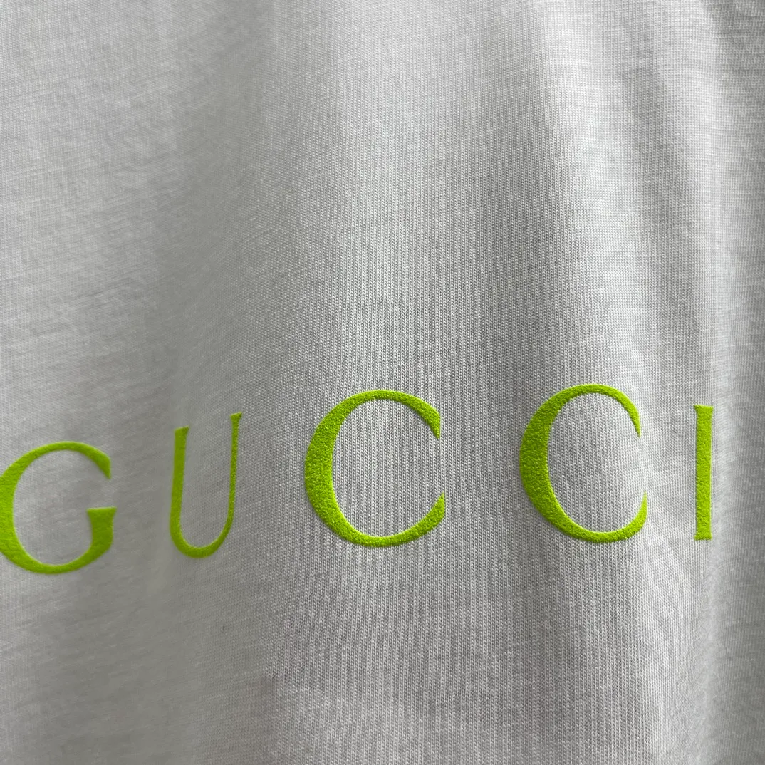 🅿️240 🧧CD Surfer printed knitted cotton T-shirt Size: S-XL The 2025 spring and summer series presents knitted items beautifully embellished with new patterns. Crafted from garment-dyed knitted cotton, this oversized T-shirt is embellished with the Gucci logo print on the front and the Gucci surfer print on the back, adding to the allure of the design.