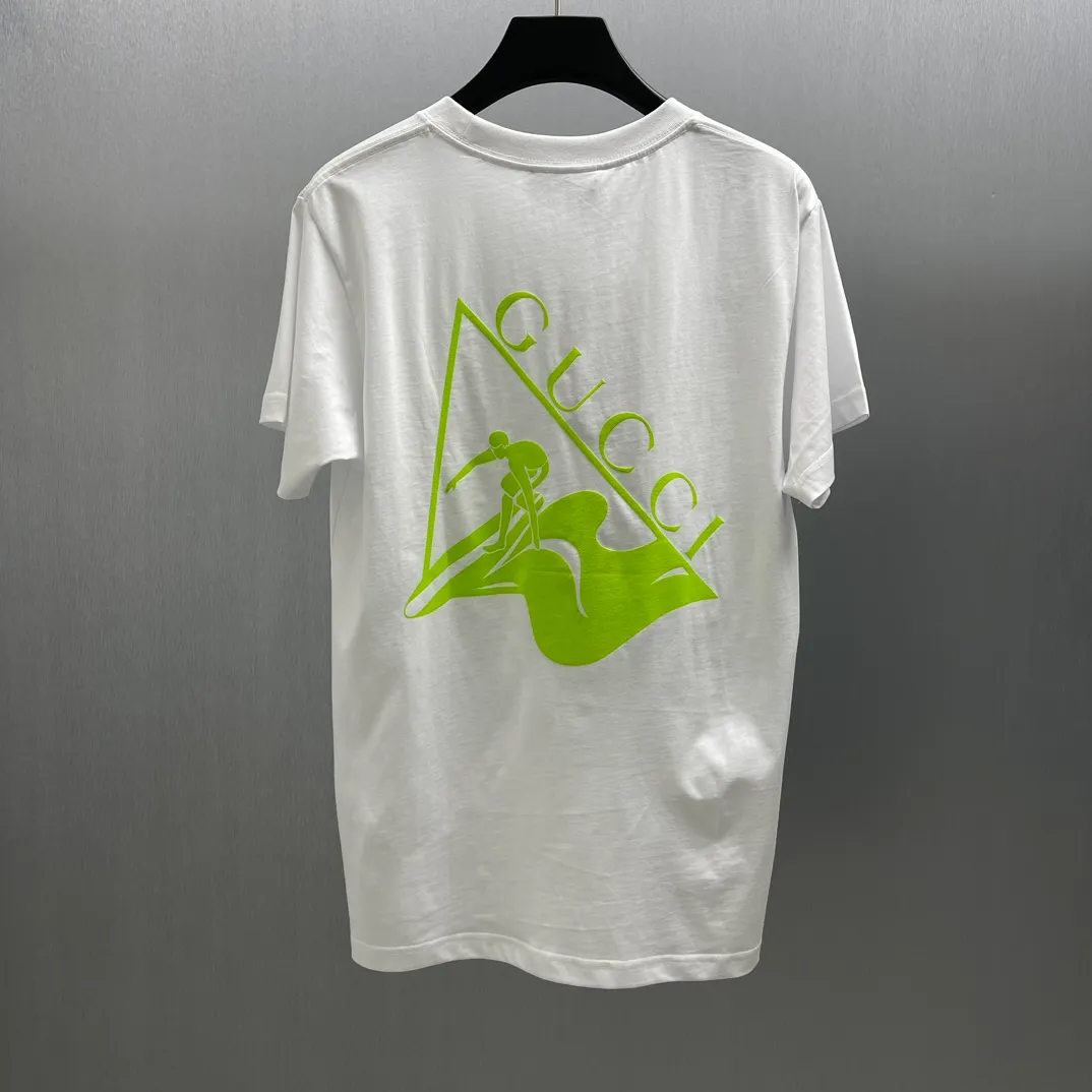 🅿️240 🧧CD Surfer printed knitted cotton T-shirt Size: S-XL The 2025 spring and summer series presents knitted items beautifully embellished with new patterns. Crafted from garment-dyed knitted cotton, this oversized T-shirt is embellished with the Gucci logo print on the front and the Gucci surfer print on the back, adding to the allure of the design.
