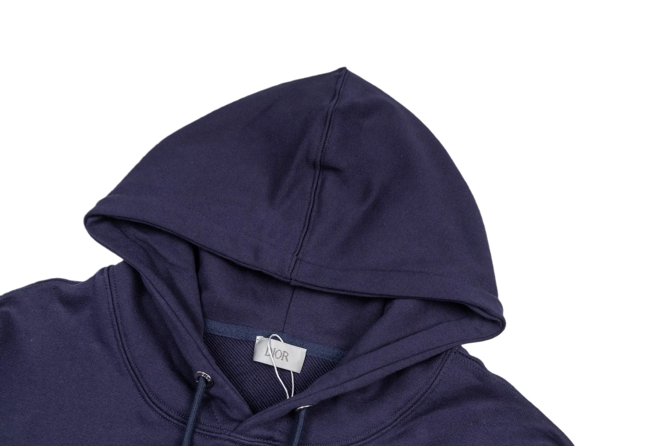 🅿️360 CD logo embroidered hooded sweatshirt (navy blue) was originally purchased and developed for 9,800 yuan. The fabric is made of high-quality royal blue cotton fleece fabric, which is soft and comfortable to the touch. The delicate tonal CD Icon embroidery on the chest is low-key and elegant, highlighting the brand details. The drawstring hood design is paired with metal accessories engraved with the Dior logo to enhance the overall texture. The practical kangaroo pocket on the front is as beautiful as it is practical. Ribbed cuffs and hem ensure comfort while maintaining a structured silhouette. 100% cotton material brings excellent breathability and skin-friendly experience. The regular fit has a neat cut and is easy to match with a variety of bottoms. Exquisite embroidery technology and delicate fabric processing complement each other, reflecting Dior's consistent meticulous workmanship. This sweatshirt is the perfect blend of athleisure and haute couture, making it ideal for everyday style. Size:S-M-L-XL