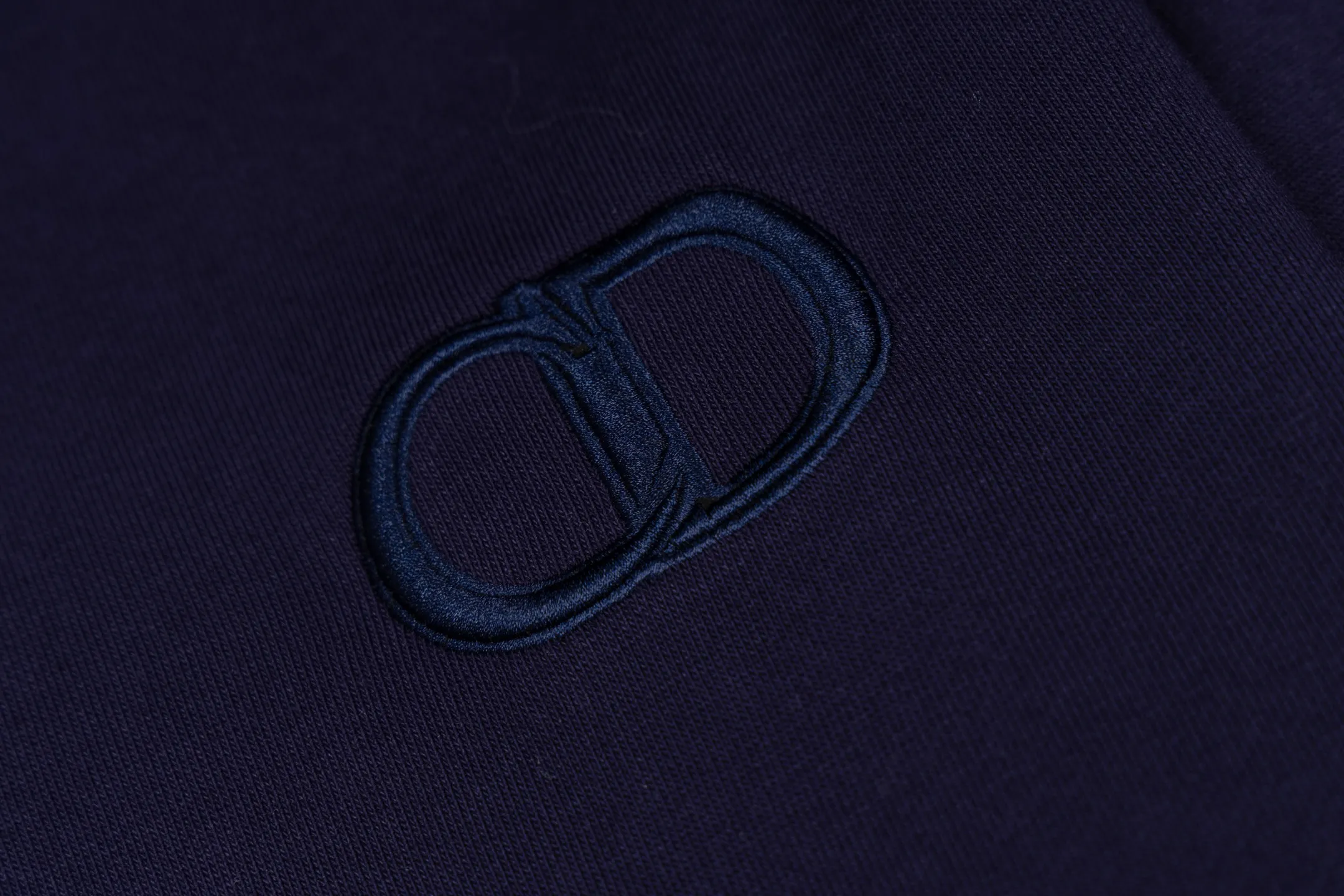 🅿️360 CD logo embroidered hooded sweatshirt (navy blue) was originally purchased and developed for 9,800 yuan. The fabric is made of high-quality royal blue cotton fleece fabric, which is soft and comfortable to the touch. The delicate tonal CD Icon embroidery on the chest is low-key and elegant, highlighting the brand details. The drawstring hood design is paired with metal accessories engraved with the Dior logo to enhance the overall texture. The practical kangaroo pocket on the front is as beautiful as it is practical. Ribbed cuffs and hem ensure comfort while maintaining a structured silhouette. 100% cotton material brings excellent breathability and skin-friendly experience. The regular fit has a neat cut and is easy to match with a variety of bottoms. Exquisite embroidery technology and delicate fabric processing complement each other, reflecting Dior's consistent meticulous workmanship. This sweatshirt is the perfect blend of athleisure and haute couture, making it ideal for everyday style. Size:S-M-L-XL