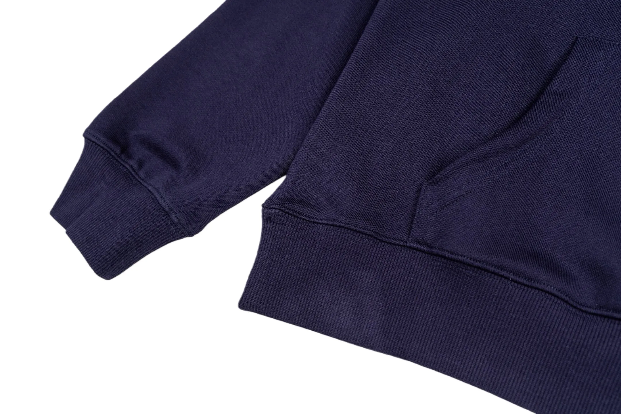 🅿️360 CD logo embroidered hooded sweatshirt (navy blue) was originally purchased and developed for 9,800 yuan. The fabric is made of high-quality royal blue cotton fleece fabric, which is soft and comfortable to the touch. The delicate tonal CD Icon embroidery on the chest is low-key and elegant, highlighting the brand details. The drawstring hood design is paired with metal accessories engraved with the Dior logo to enhance the overall texture. The practical kangaroo pocket on the front is as beautiful as it is practical. Ribbed cuffs and hem ensure comfort while maintaining a structured silhouette. 100% cotton material brings excellent breathability and skin-friendly experience. The regular fit has a neat cut and is easy to match with a variety of bottoms. Exquisite embroidery technology and delicate fabric processing complement each other, reflecting Dior's consistent meticulous workmanship. This sweatshirt is the perfect blend of athleisure and haute couture, making it ideal for everyday style. Size:S-M-L-XL