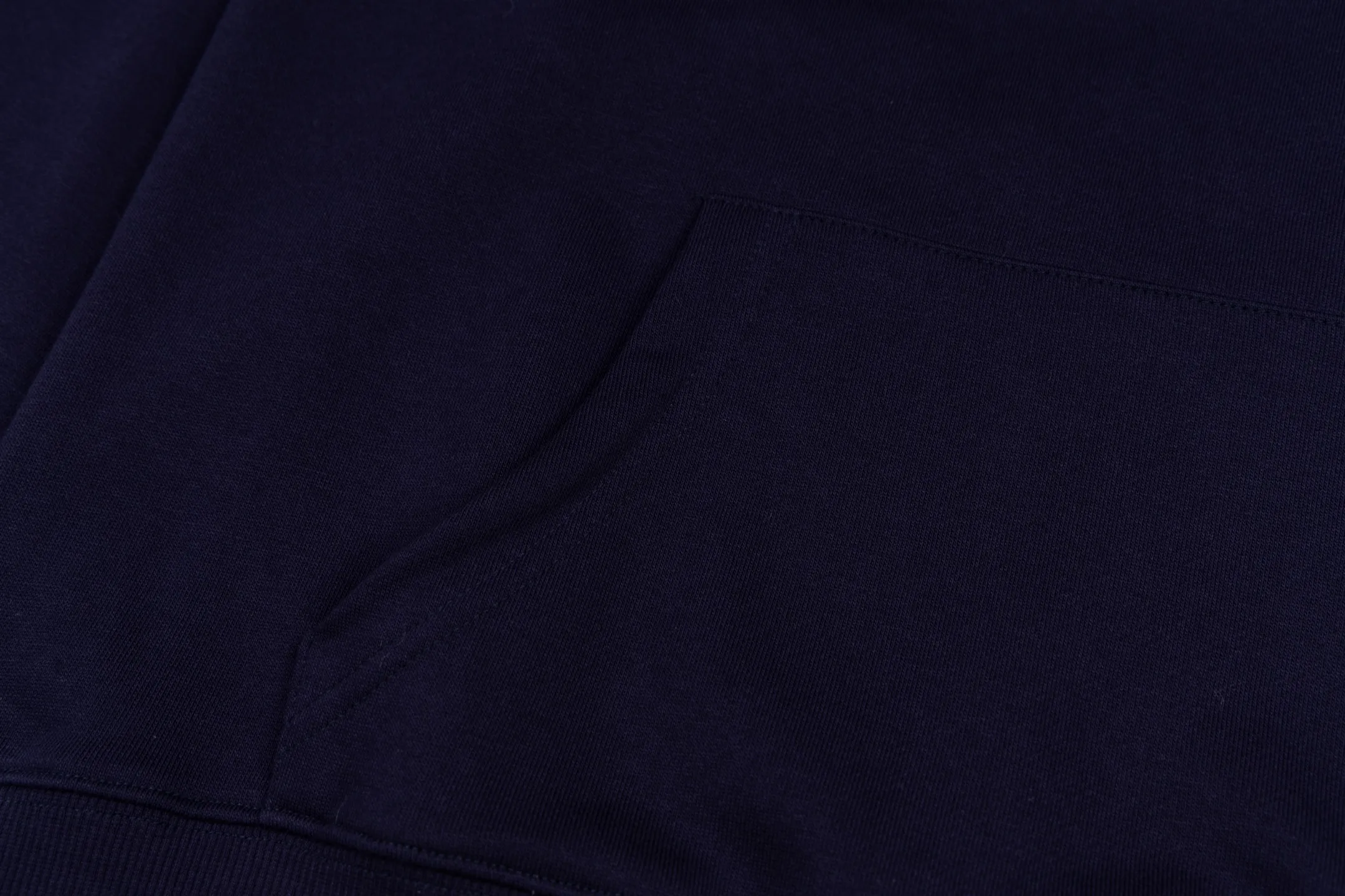 🅿️360 CD logo embroidered hooded sweatshirt (navy blue) was originally purchased and developed for 9,800 yuan. The fabric is made of high-quality royal blue cotton fleece fabric, which is soft and comfortable to the touch. The delicate tonal CD Icon embroidery on the chest is low-key and elegant, highlighting the brand details. The drawstring hood design is paired with metal accessories engraved with the Dior logo to enhance the overall texture. The practical kangaroo pocket on the front is as beautiful as it is practical. Ribbed cuffs and hem ensure comfort while maintaining a structured silhouette. 100% cotton material brings excellent breathability and skin-friendly experience. The regular fit has a neat cut and is easy to match with a variety of bottoms. Exquisite embroidery technology and delicate fabric processing complement each other, reflecting Dior's consistent meticulous workmanship. This sweatshirt is the perfect blend of athleisure and haute couture, making it ideal for everyday style. Size:S-M-L-XL